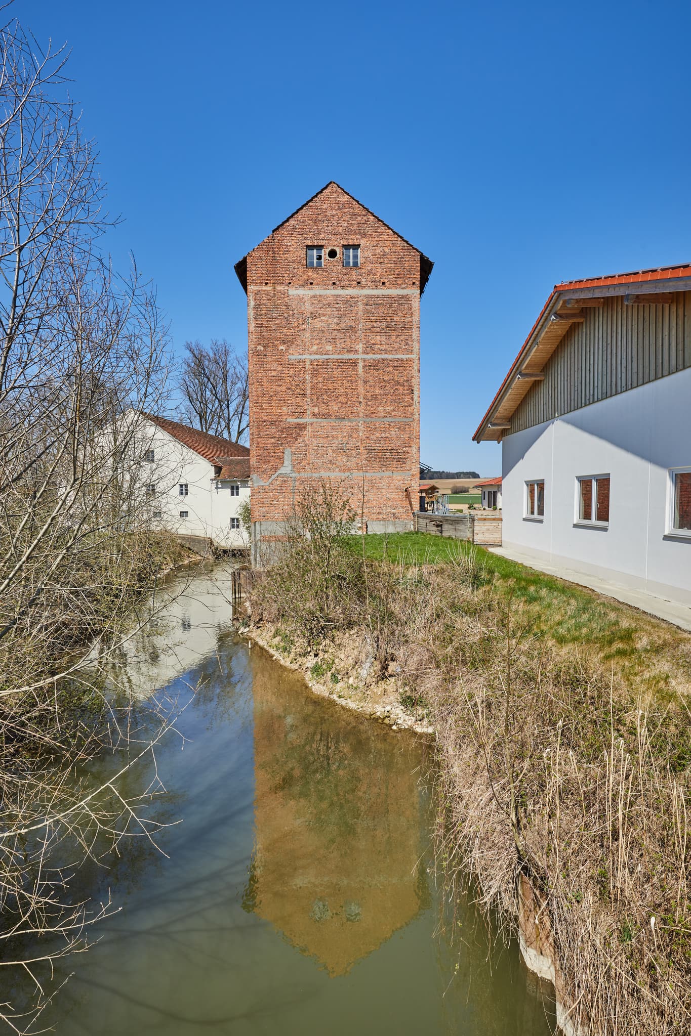Mühle Spiegelung, Unterdietfurt, Rottal-Inn, Niederbayern - Mühle in Unterdietfurt, Rottal-Inn, Niederbayern, Region Holzland, Deutschland. Ein ländliches Motiv mit markantem Gebäude und ruhigem Gewässer.