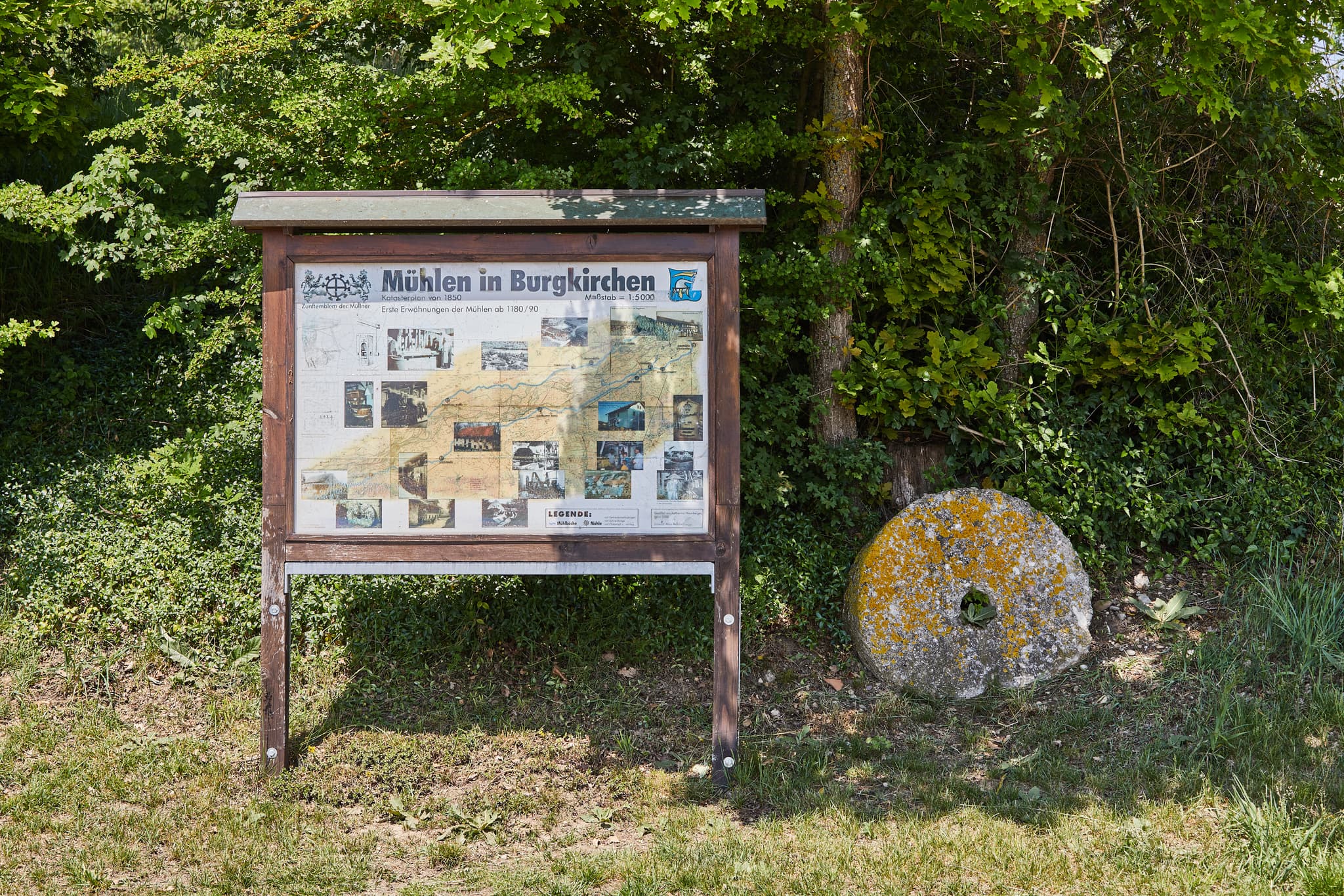 Mühlrad Mühlenweg Burgkirchen, AÖ, Oberbayern - Historisches Mühlrad und Infotafel zum Thema Mühlen am Mühlenweg in Burgkirchen, Landkreis Altötting, Oberbayern, Deutschland. Region Inn-Salzach.