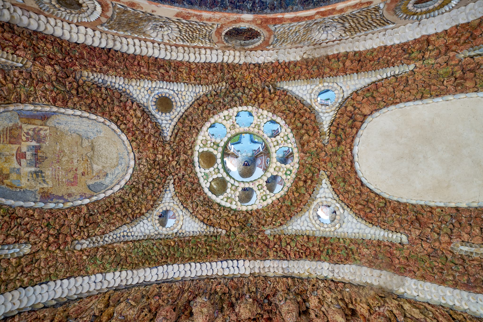 Muscheldecke der Grotte im Paradiesgarten Schloss Neuburg - Muschel- und Spiegelgrotte in der Grotte im Paradiesgarten des Schloss Neuburg am Inn, Passau, Niederbayern. Wand- oder Deckengestaltung im Donau-Wald.