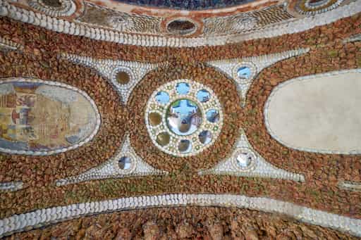 Muscheldecke der Grotte im Paradiesgarten Schloss Neuburg