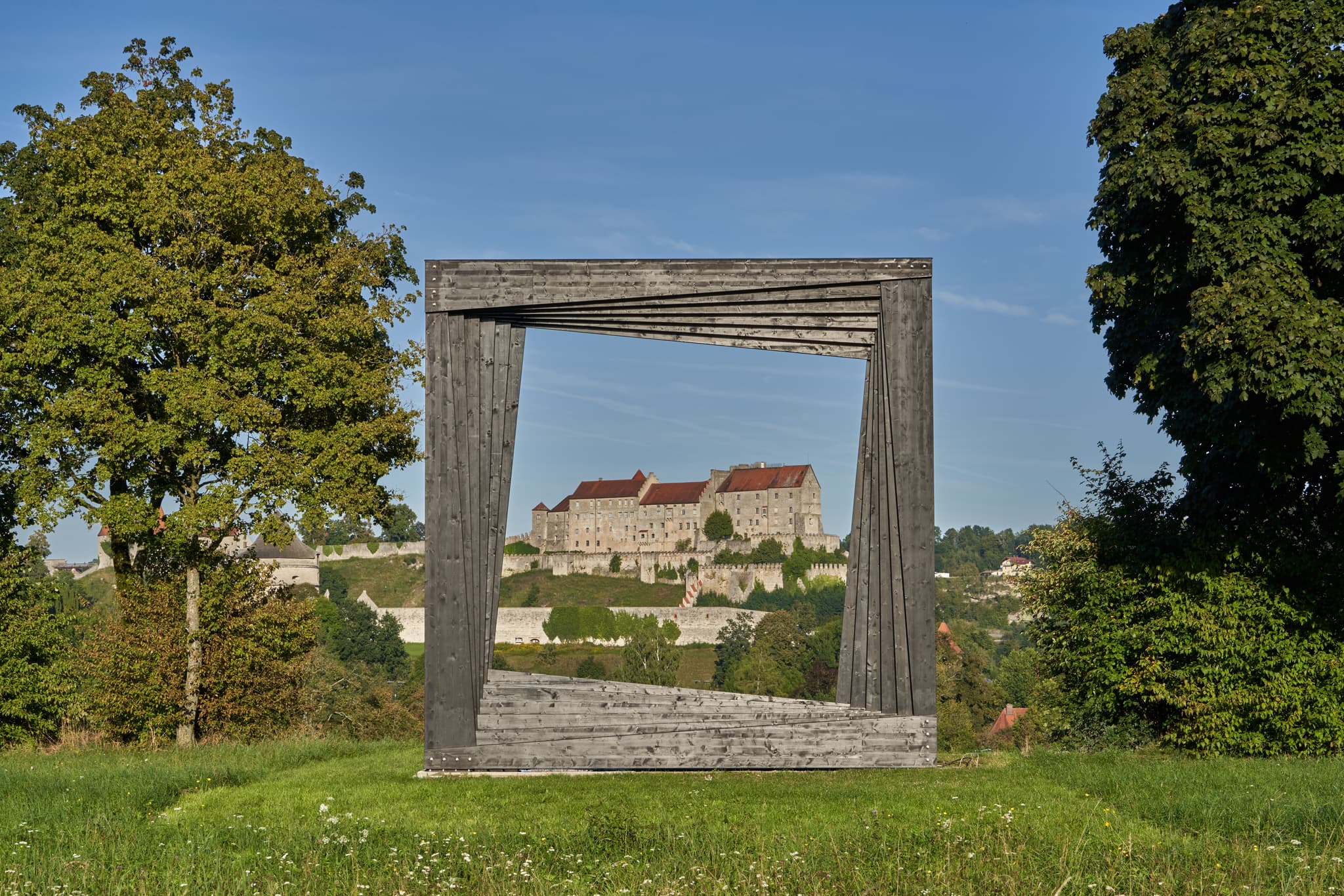 Napoleonshöhe Bilderrahmen, Burghausen, Altötting - Bilderrahmen aus Holz rahmt die Burg Burghausen ein. Napoleonshöhe, Landkreis Altötting, Region Inn-Salzach, Deutschland.