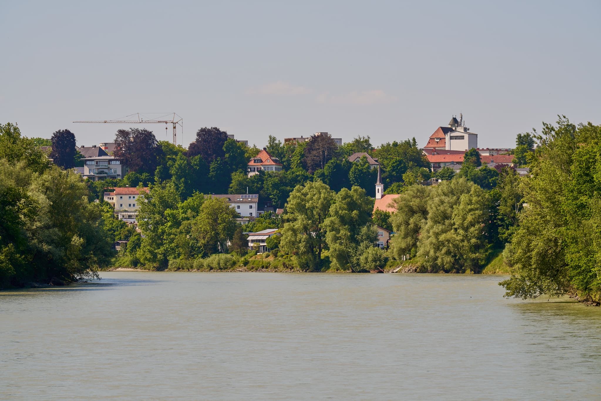 Naturerlebnisweg Innaue, Mühldorf, Oberbayern, Inn-Salzach - Der Inn in Mühldorf am Inn, Oberbayern, Deutschland, zeigt den Naturerlebnisweg Innaue. Stadt Mühldorf mit Gebäuden und Kirche prägt die Inn-Salzach Region.
