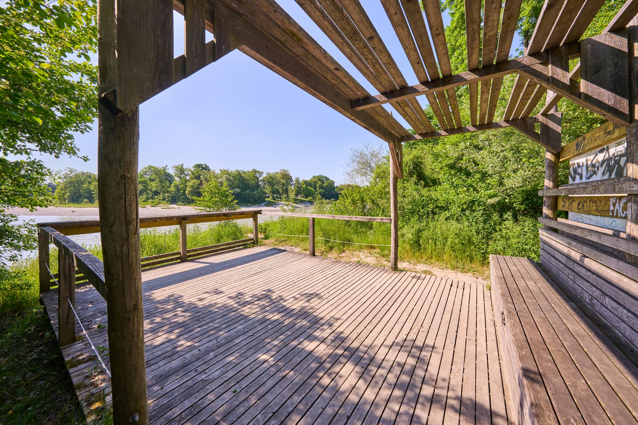 Naturerlebnisweg Innaue, Mühldorf, Oberbayern, Inn-Salzach - Holzplattform am Naturerlebnisweg Innaue in Mühldorf, Oberbayern. Die Inn-Flusslandschaft im Landkreis Mühldorf am Inn. Region Inn-Salzach. Natürliche Umgebung.
