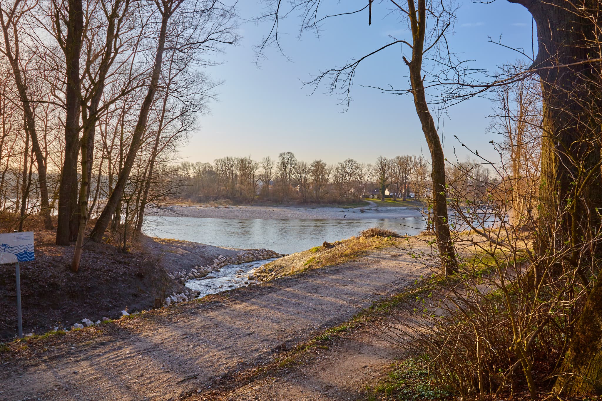 Naturerlebnisweg Innaue, Mühldorf, Oberbayern - Naturerlebnisweg Innaue bei Mühldorf, Landkreis Mühldorf am Inn, Oberbayern. Der sonnige Pfad führt durch dichten Laubwald.