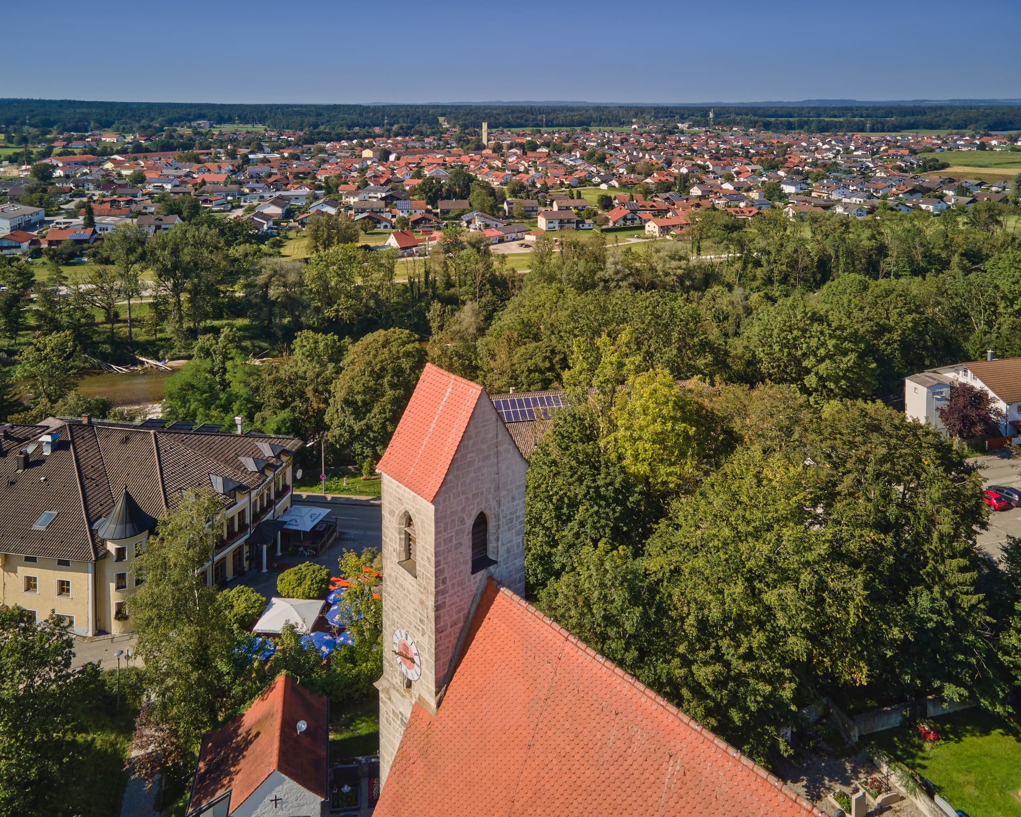 Nebenkirche St. Nikolaus Hohenwart, Altötting, Oberbayern - Nebenkirche St. Nikolaus in Hohenwart, Mehring, Altötting, Oberbayern. Das Bild zeigt das Gotteshaus und die umliegende Inn-Salzach-Landschaft in Deutschland.