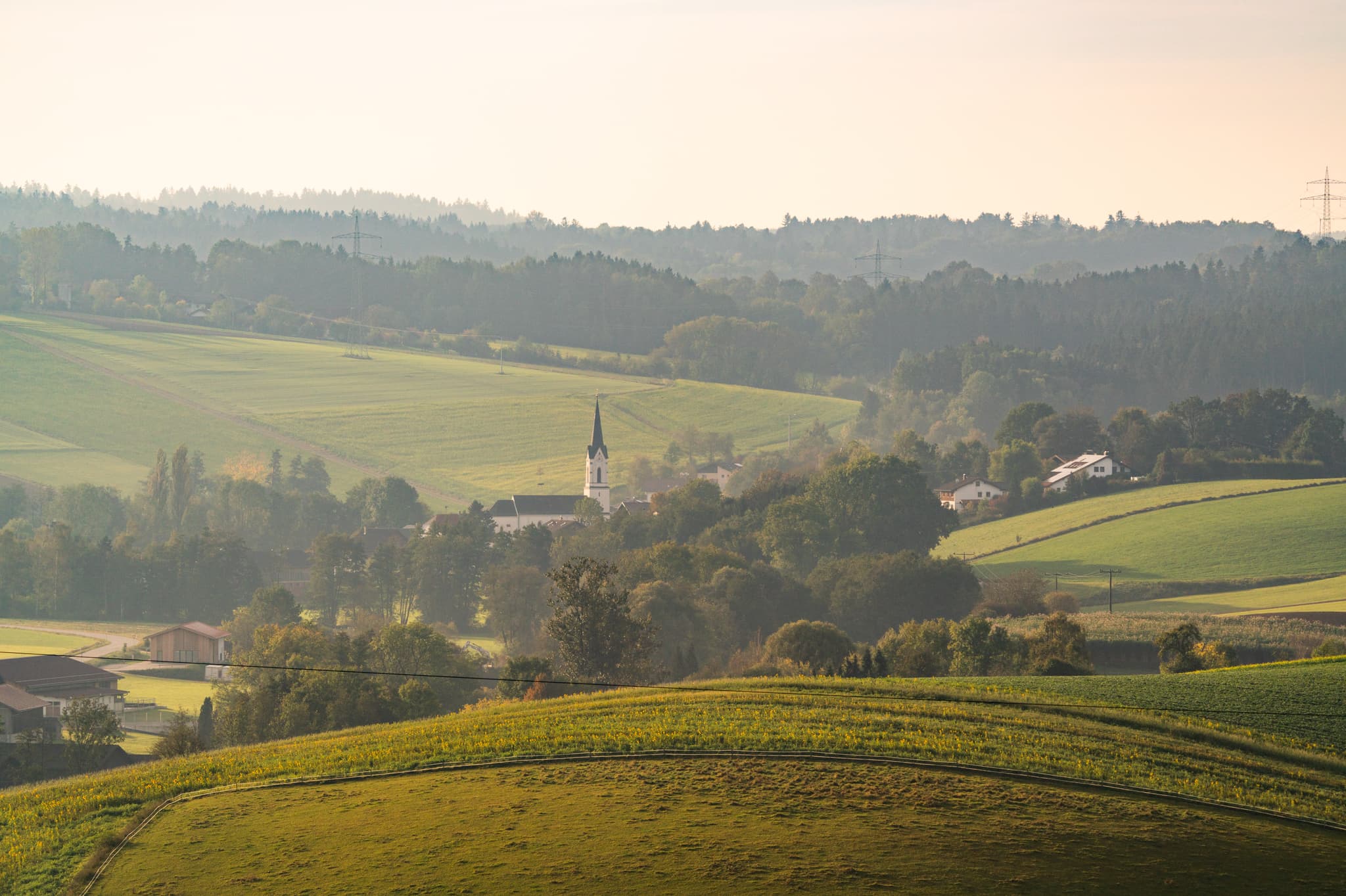 Neudeck Aussicht Asenham, PAN, Niederbayern, Bäderdreieck - Ansicht der Landschaft bei Asenham, Bad Birnbach, Landkreis Rottal-Inn, Niederbayern. Das Bäderdreieck, Deutschland, zeigt weite grüne Felder mit Hügeln.