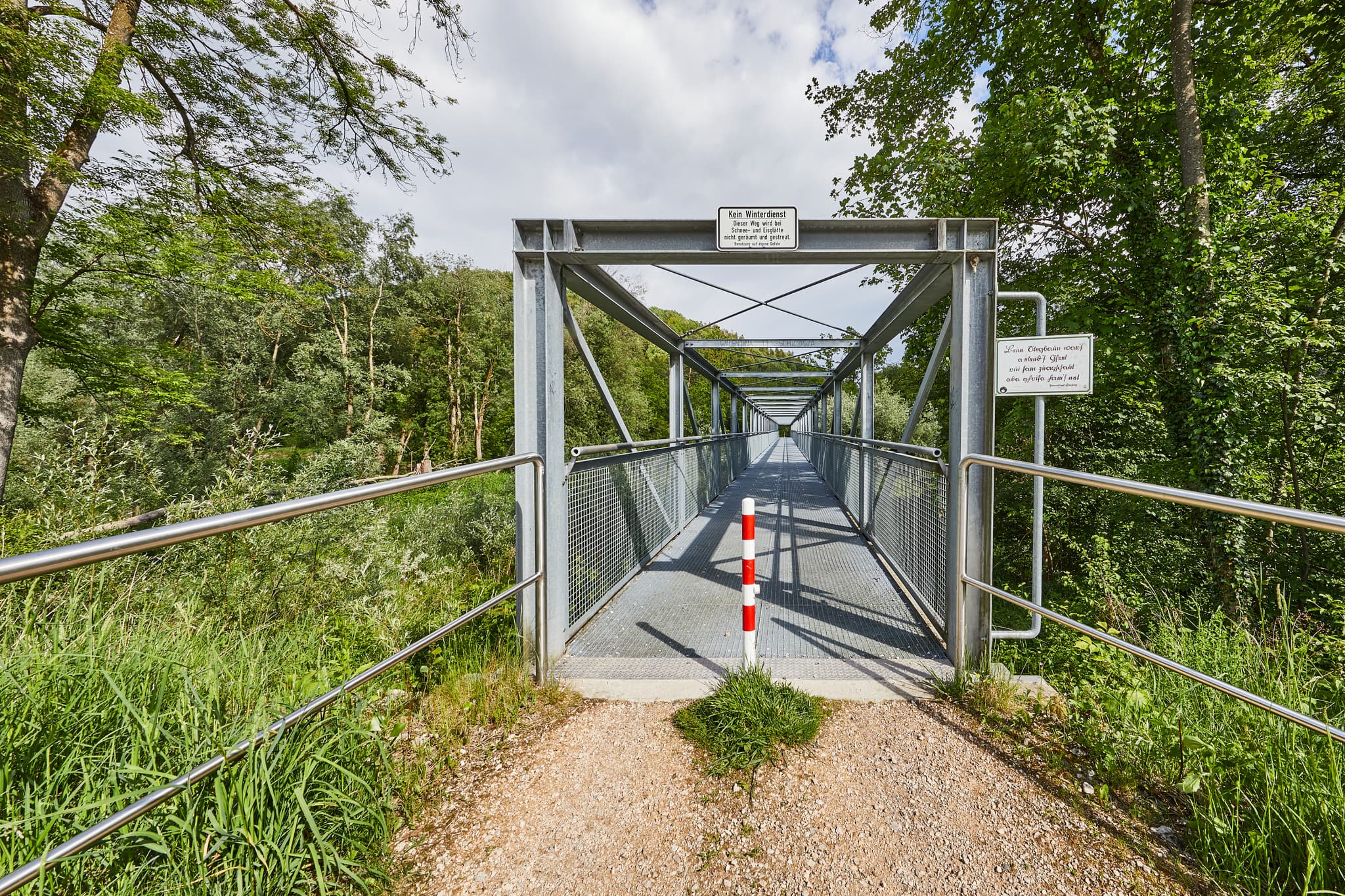 Neue Fahrrad und Fußgängerbrücke, Garching, Altötting - Neue Fahrrad- und Fußgängerbrücke in Garching, Landkreis Altötting, Oberbayern. Die Metallbrücke verbindet Orte im Grünen der Region Inn-Salzach, Deutschland.