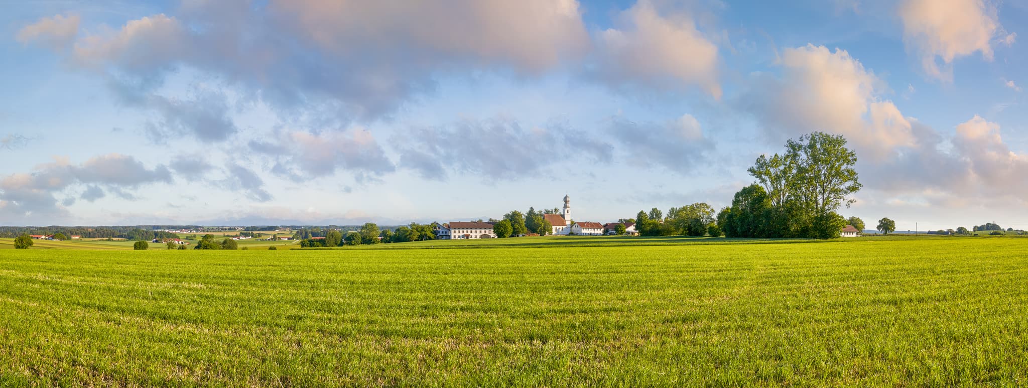 Neukirchen a.d. Alz, Landschaft bei Kirchweidach, Oberbayern - Panoramablick auf Kirchweidach bei Neukirchen an der Alz in Oberbayern, Regierungsbezirk Oberbayern, Region Inn-Salzach, Deutschland.