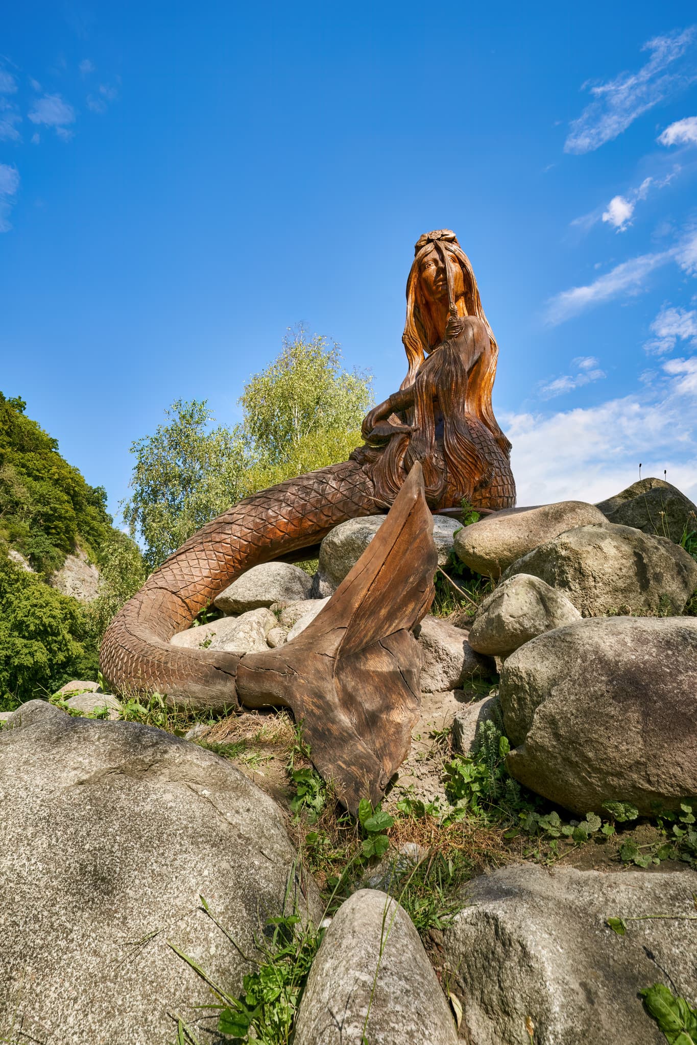 Nixe Isa Donauradweg, Thyrnau, Passau, Niederbayern, Bayern - Holzskulptur einer Nixe (Isa) am Donauradweg in Thyrnau, Landkreis Passau, Niederbayern, Deutschland. Ein schöner Rastplatz, direkt an der Donau gelegen.