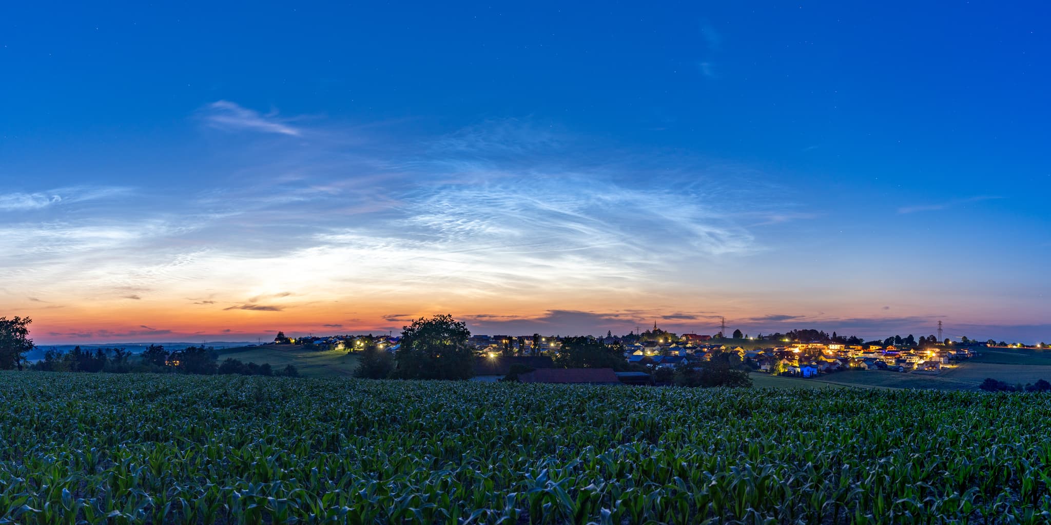 NLCs, Vorleiten Sternwarte, Rottal-Inn, Niederbayern - NLCs über Wurmannsquck von Vorleiten, Sternwarte Wurmannsquick, Rottal-Inn, Niederbayern. Ländliche Landschaft im Holzland, Deutschland.
