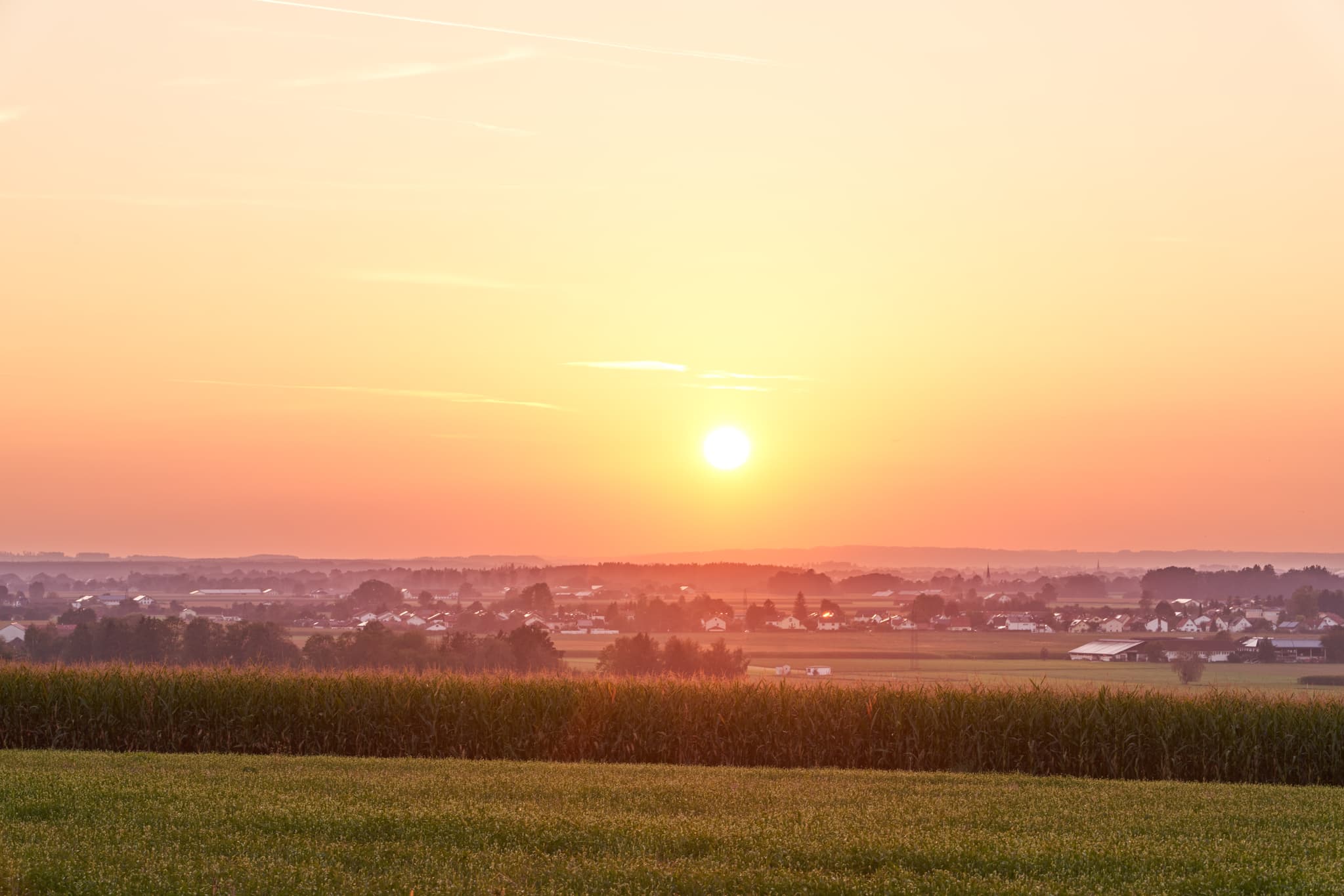 Oberschroffen Aussicht Unterneukirchen bei Unterneukirchen - Sonnenuntergang über Landschaft bei Unterneukirchen im Landkreis Altötting, Oberbayern. Aussicht auf Felder und Dorf im Inn-Salzach-Gebiet, Deutschland.