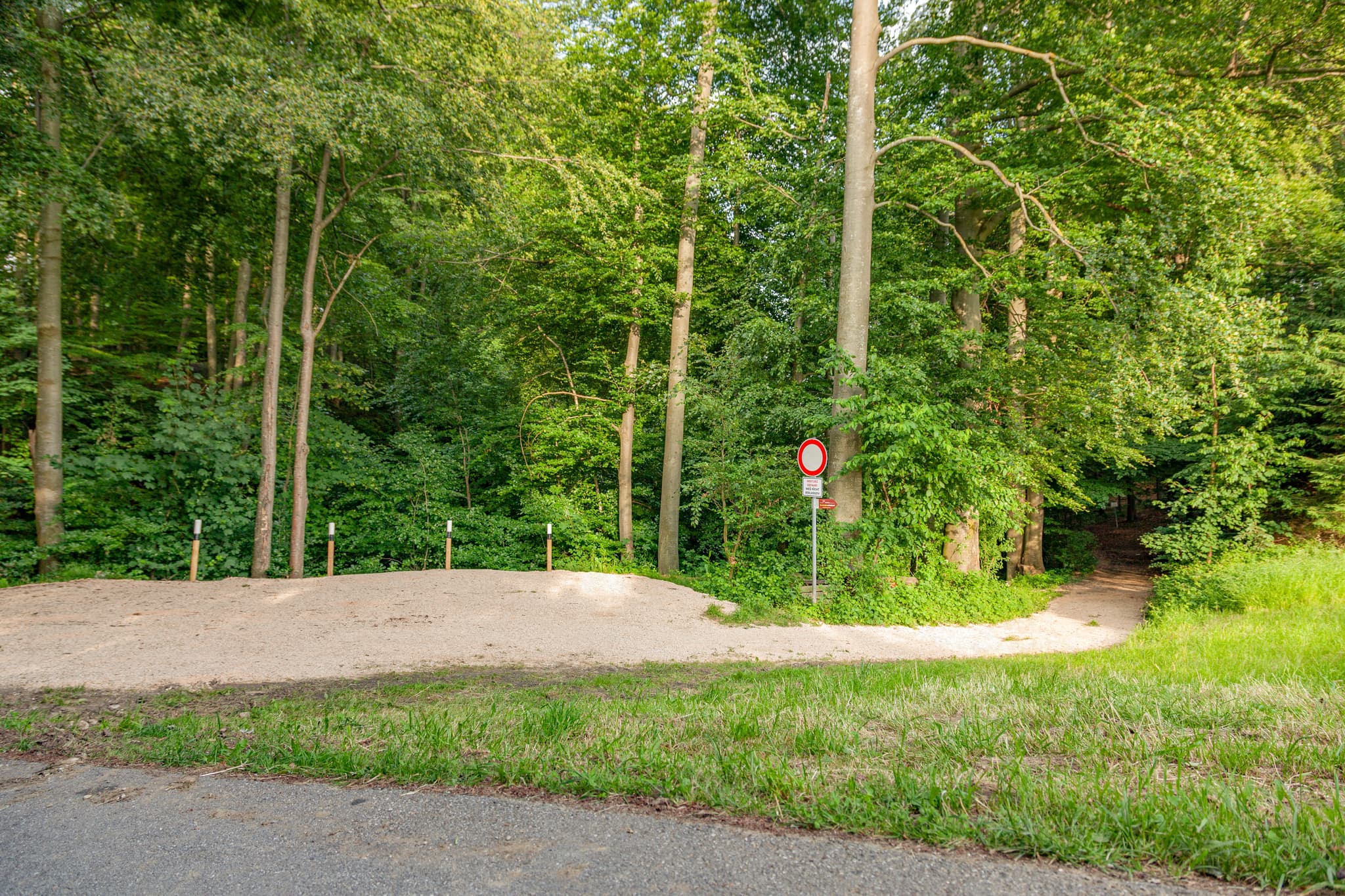 Oberschroffen, Geologische Orgeln Parkplatz Schroffen - Parkplatz am Waldrand zu den Geologischen Orgeln in Oberschroffen, Gemeinde Unterneukirchen, im Landkreis Altötting, Oberbayern, Region Inn-Salzach, Deutschland