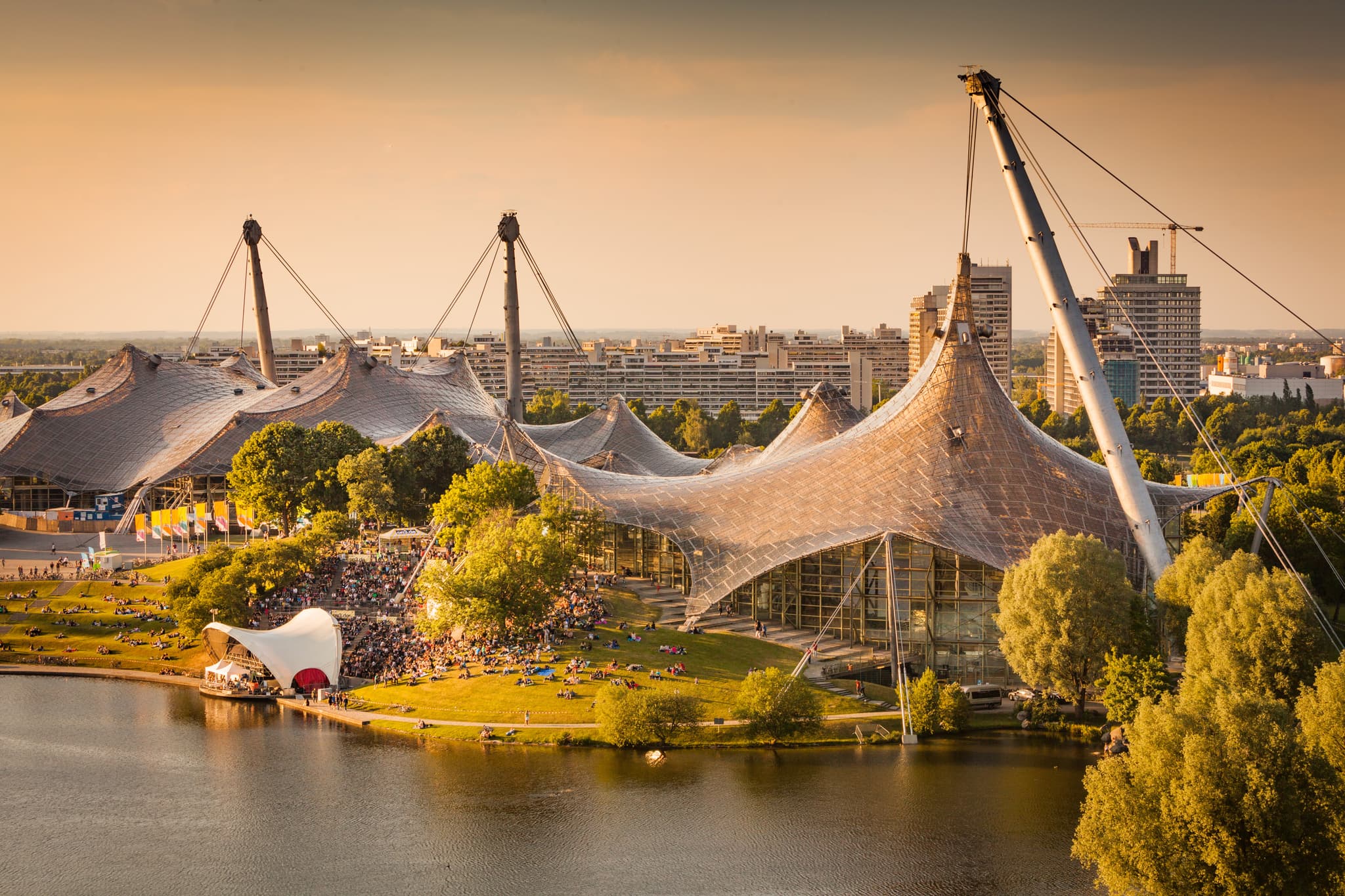 Olympiapark München – Sportstätten & Erholung Oberbayern - Der Olympiapark in München, Oberbayern, Deutschland. Zeltarchitektur prägt diese weitläufige Sport- und Erholungslandschaft mit See und Grünflächen.