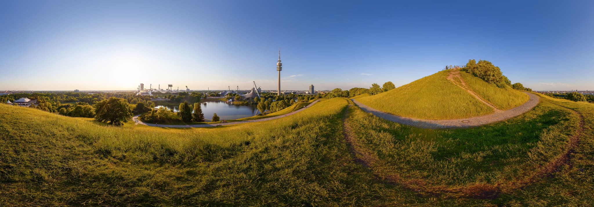 Olympiapark Panorama, München, Oberbayern - Panoramablick vom Hügel im Olympiapark München, Oberbayern, Deutschland. Die Aufnahme zeigt den Park, See, Fernsehturm und die Stadt im Münchner Umland.