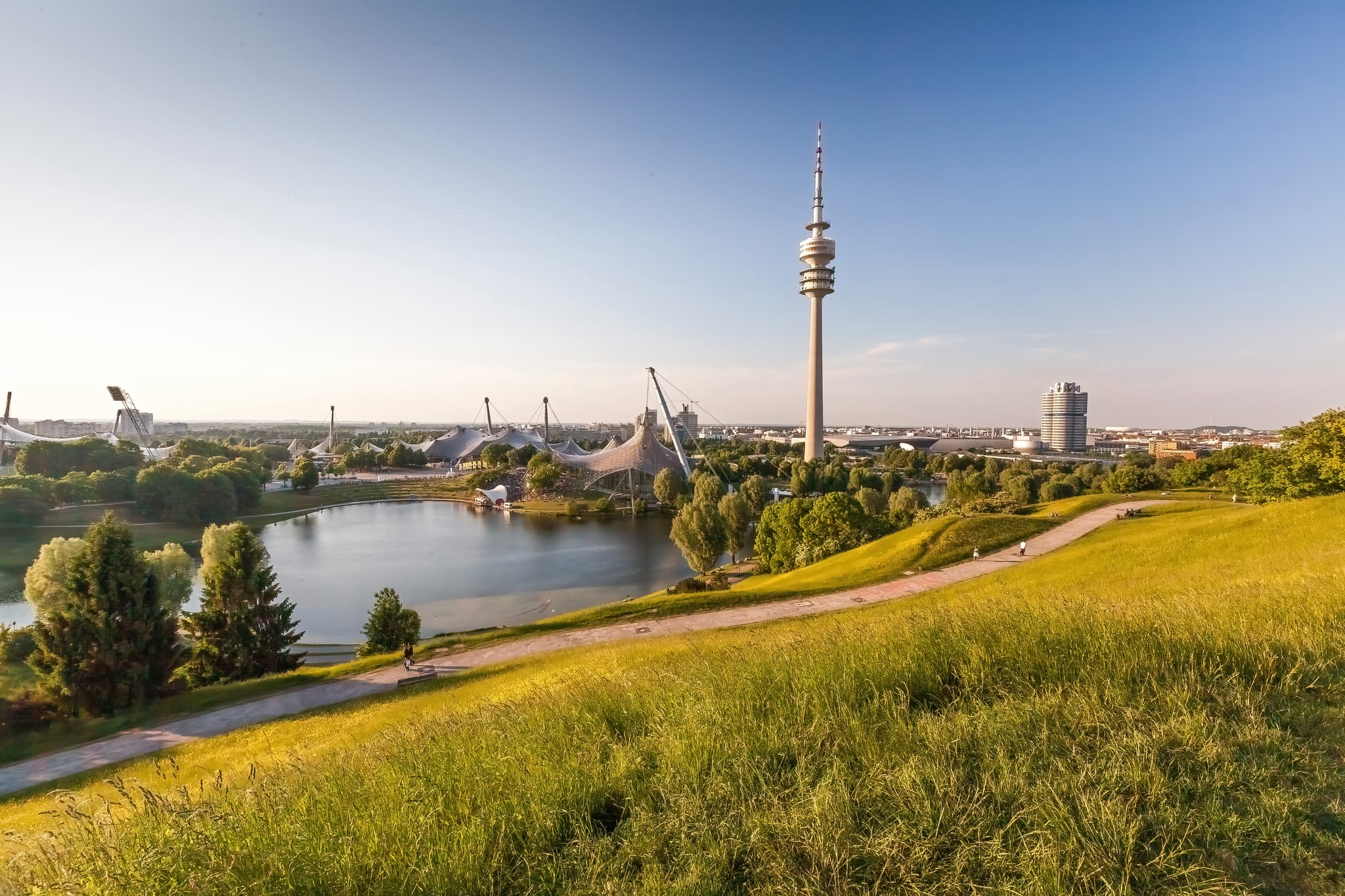 Olympiasee, Fernsehturm, BMW, Olympiaberg in München (Stadt) - Olympiasee, Fernsehturm, BMW, Olympiaberg in München, Stadt, Oberbayern, Deutschland. Landschaftsbild des Olympiaparks im Münchener Raum, Oberbayern.