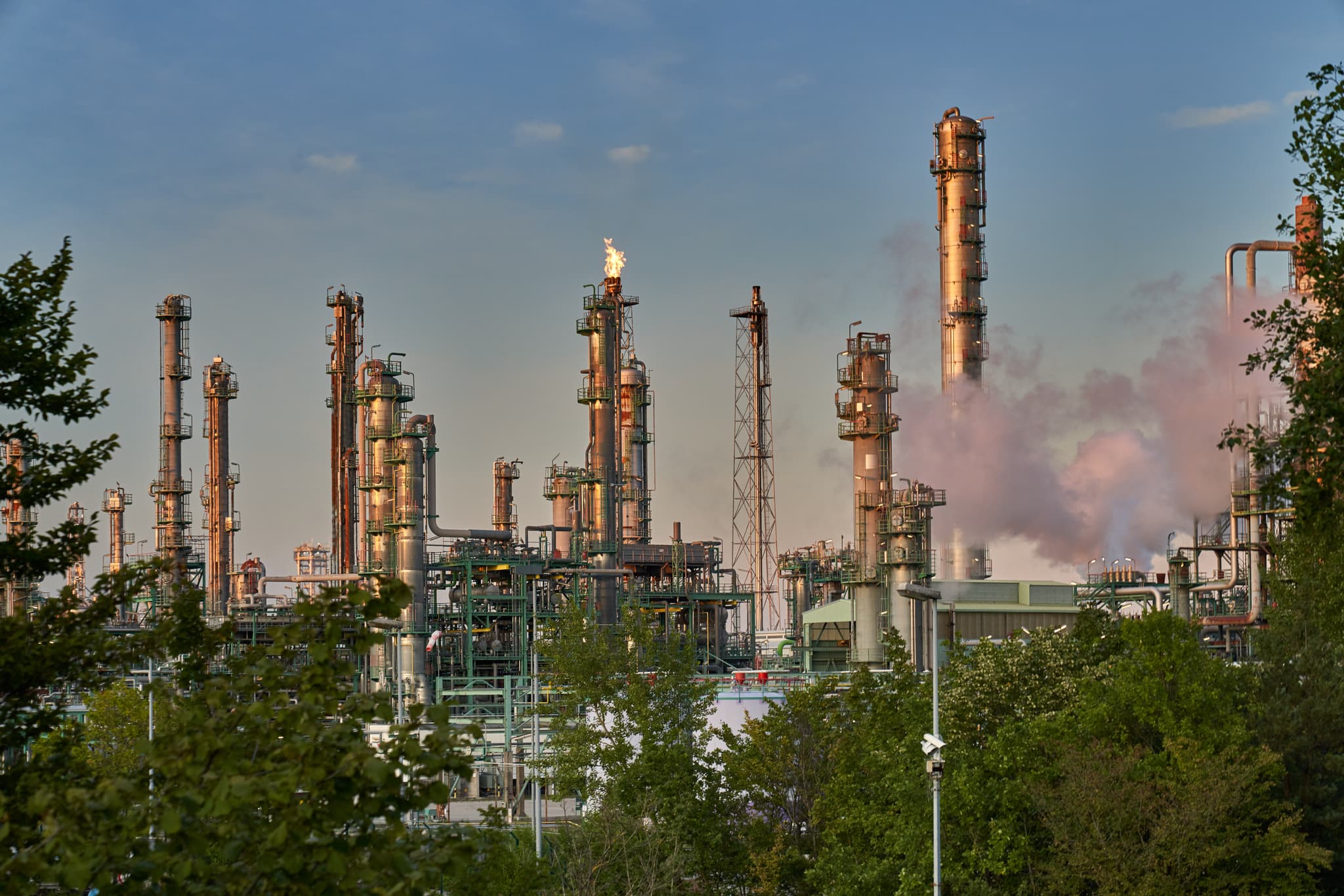 OMV Fackelbetrieb, Burghausen, Altötting, Oberbayern - Industrieanlage mit Fackelbetrieb und Rauch in Burghausen, Landkreis Altötting, Oberbayern, Deutschland. Ein Blick auf die OMV Raffinerie im Inn-Salzach-Gebiet.