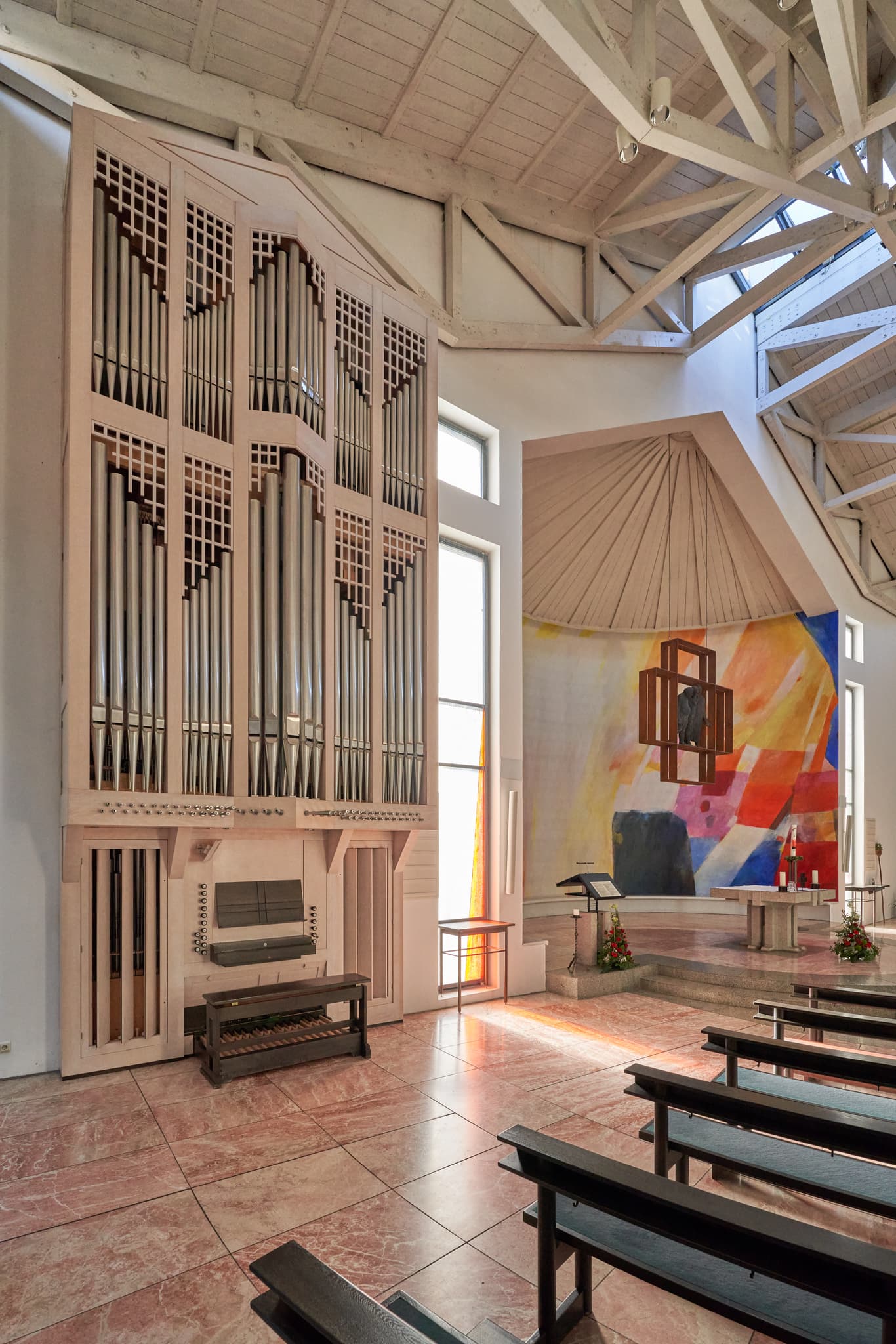Orgel der Emmauskirche Bad Griesbach, Passau, Niederbayern - Innenansicht der modernen Emmauskirche in Bad Griesbach, Landkreis Passau. Eine beeindruckende Orgel und ein farbenfrohes Altarbild prägen diesen Sakralbau.