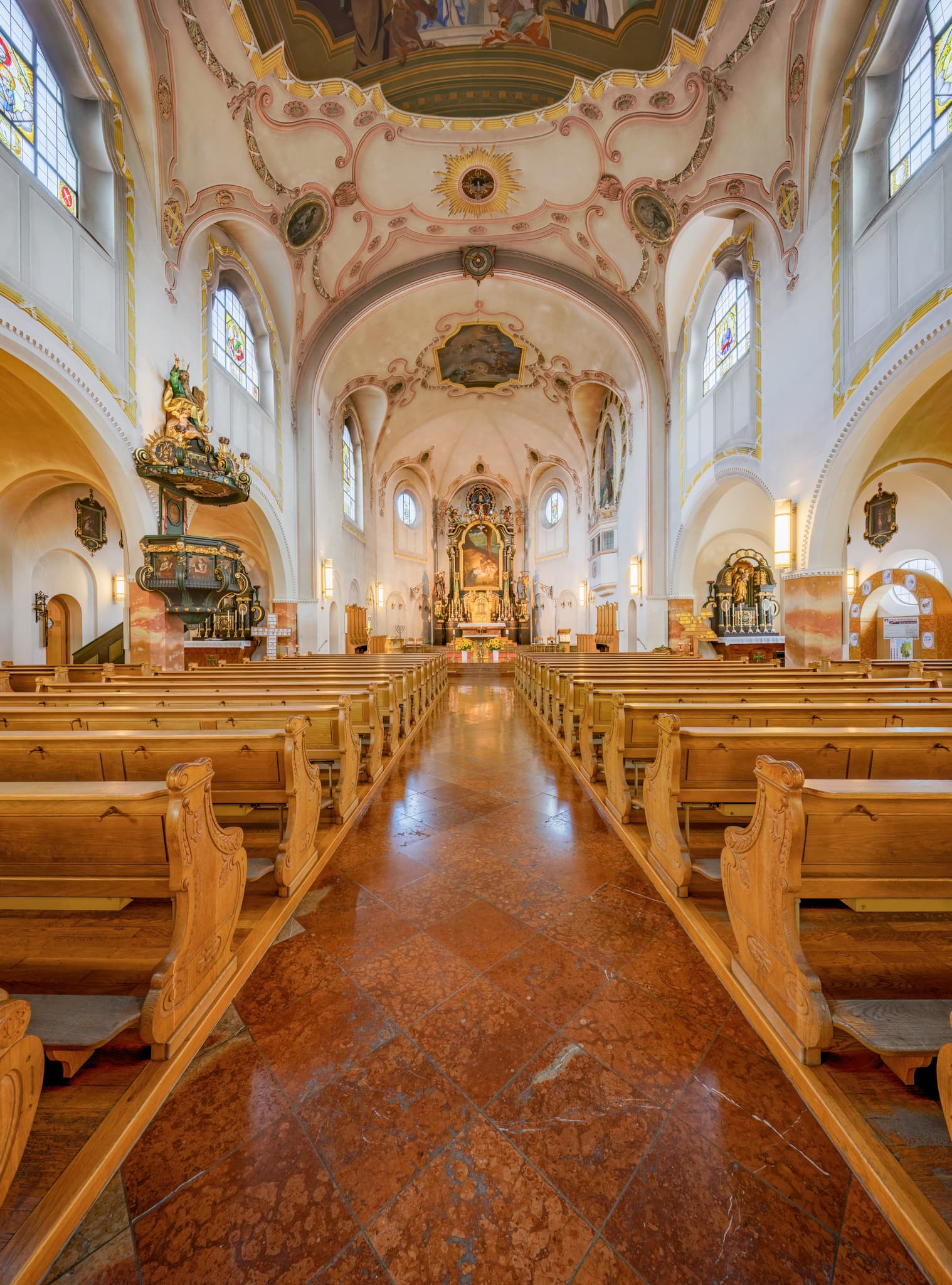 Orgel Stadtpfarrkirche Heilige Familie, Bad Griesbach - Stadt Pfarrkirche Heilige Familie in Bad Griesbach, Landkreis Passau, Niederbayern, Bayern. Das Bild zeigt die Kirchenbänke und die Deckenmalerei.