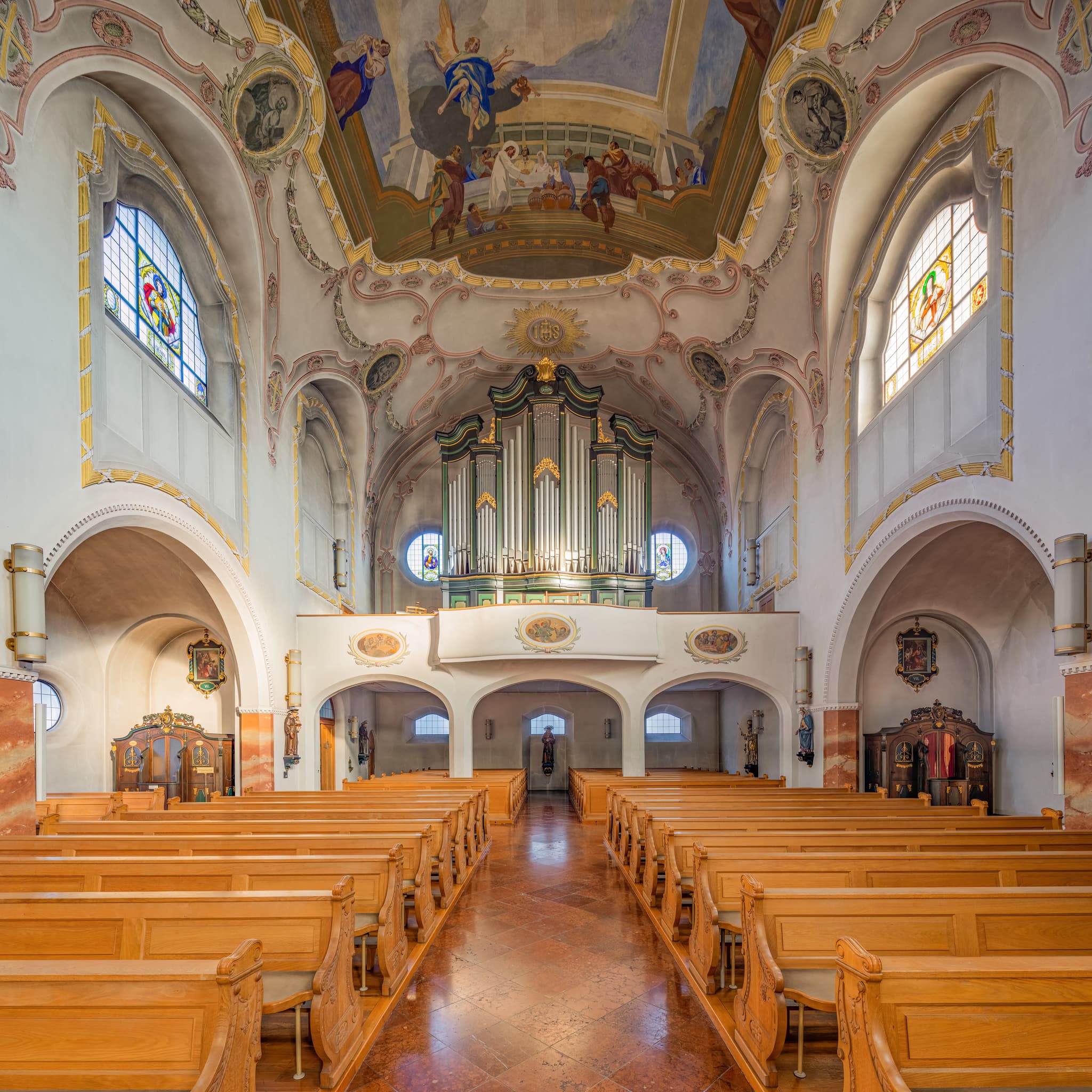 Orgel Stadtpfarrkirche Heilige Familie, Bad Griesbach - Stadt Pfarrkirche Heilige Familie in Bad Griesbach, Landkreis Passau, Niederbayern, Bayern. Das Bild zeigt die Kirchenbänke und die Deckenmalerei.