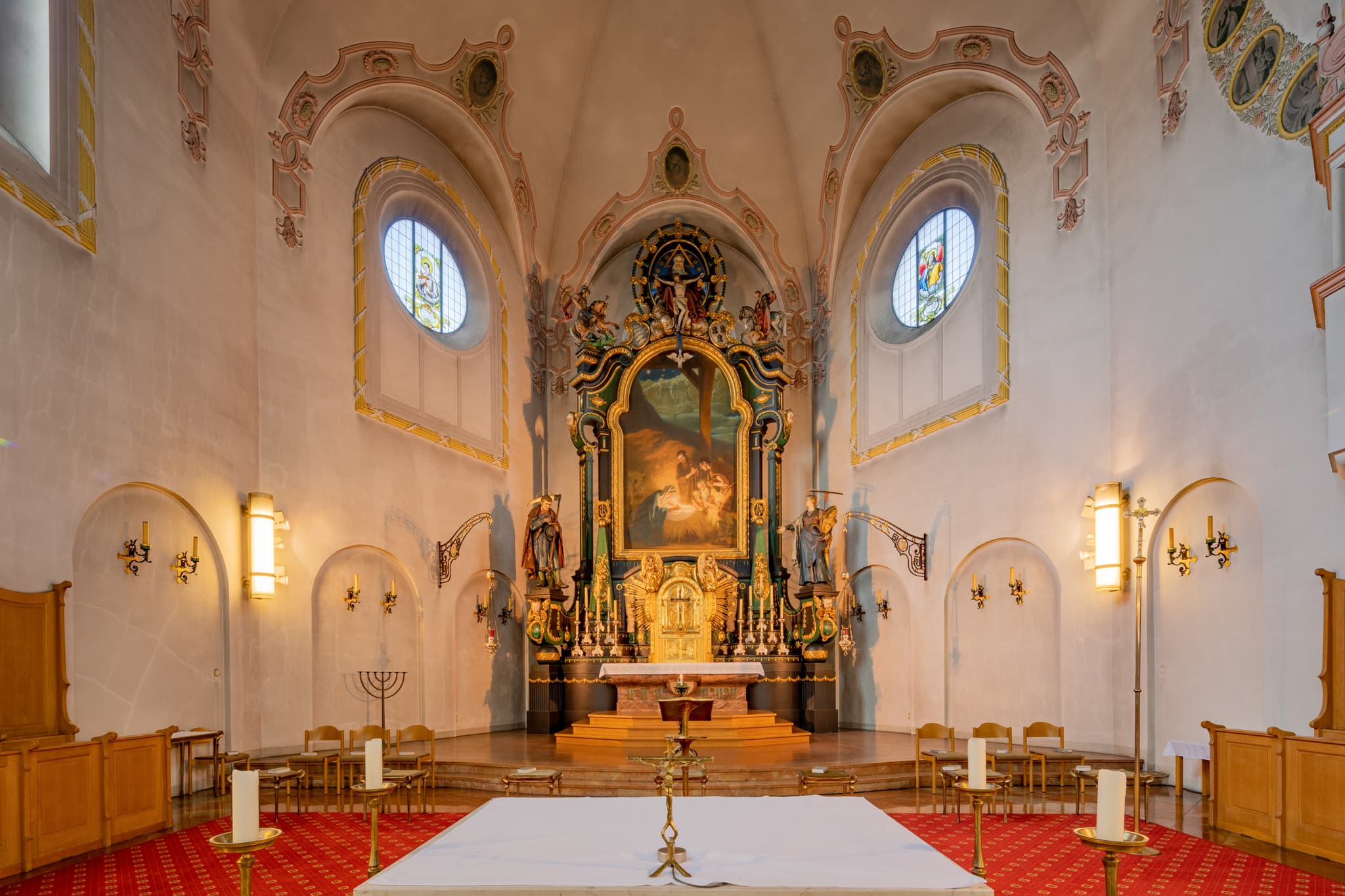 Orgel Stadtpfarrkirche Heilige Familie, Bad Griesbach - Stadt Pfarrkirche Heilige Familie in Bad Griesbach, Landkreis Passau, Niederbayern, Bayern. Das Bild zeigt die Kirchenbänke und die Deckenmalerei.