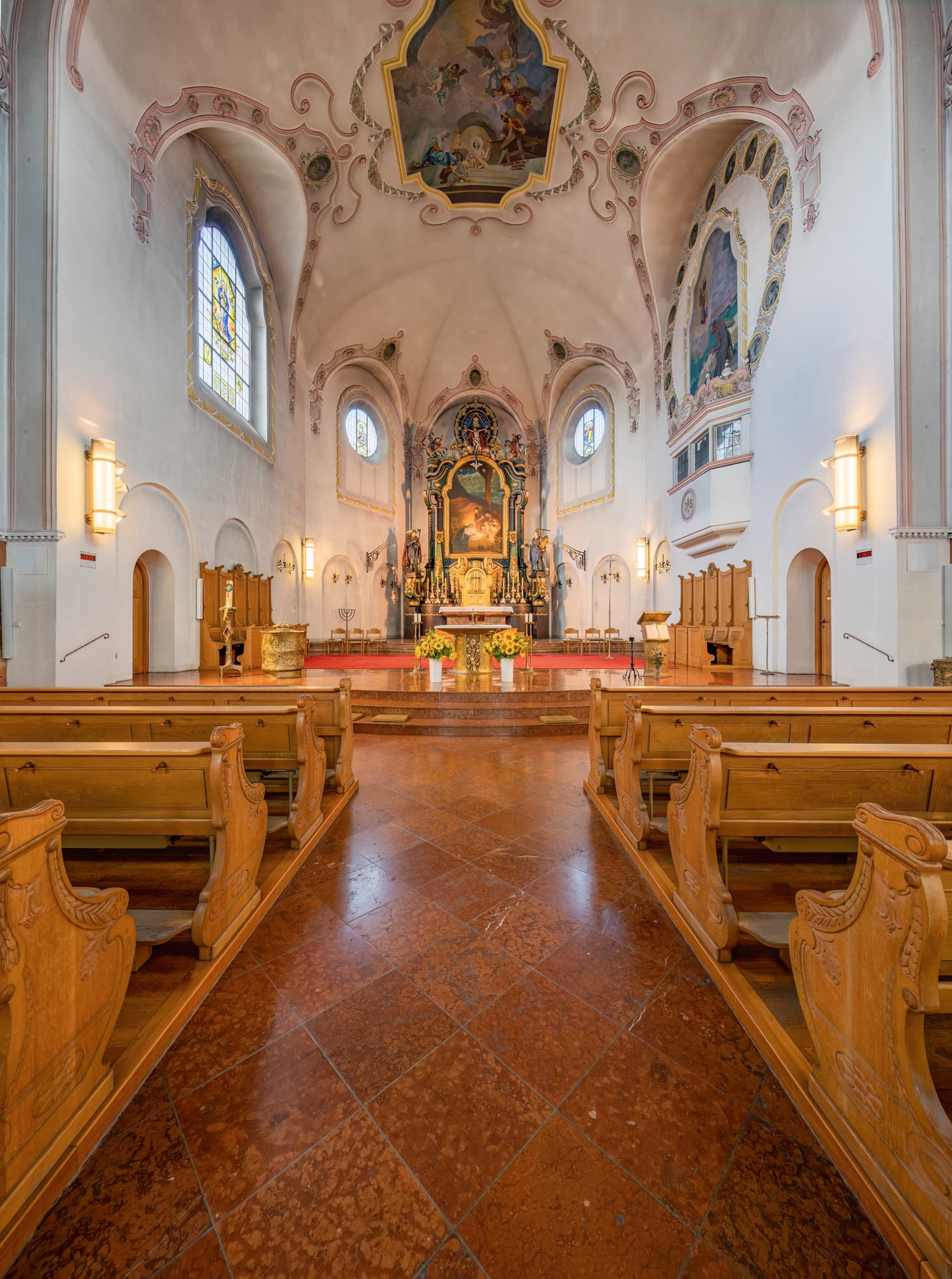 Orgel Stadtpfarrkirche Heilige Familie, Bad Griesbach - Stadt Pfarrkirche Heilige Familie in Bad Griesbach, Landkreis Passau, Niederbayern, Bayern. Das Bild zeigt die Kirchenbänke und die Deckenmalerei.
