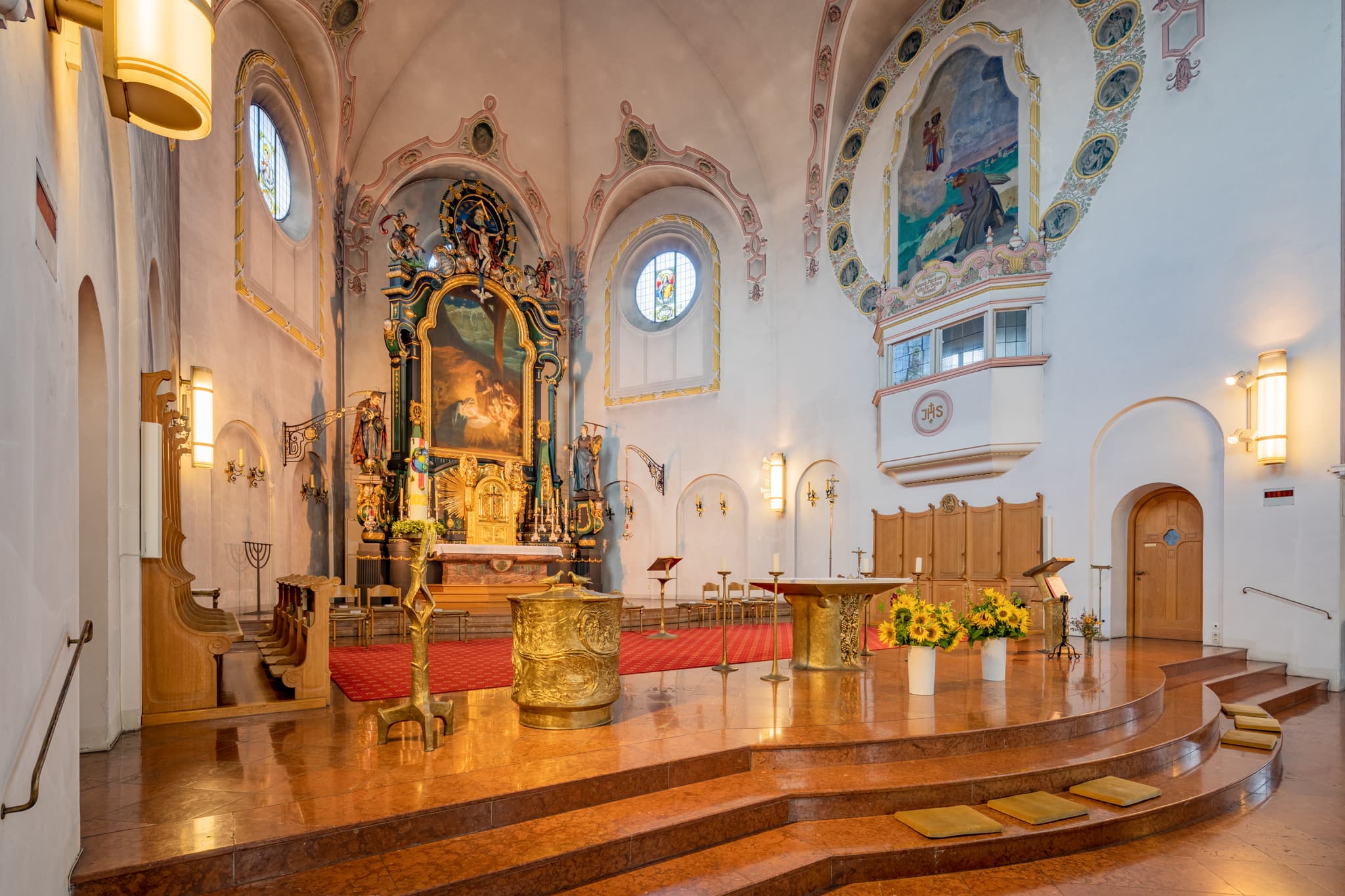 Orgel Stadtpfarrkirche Heilige Familie, Bad Griesbach - Stadt Pfarrkirche Heilige Familie in Bad Griesbach, Landkreis Passau, Niederbayern, Bayern. Das Bild zeigt die Kirchenbänke und die Deckenmalerei.