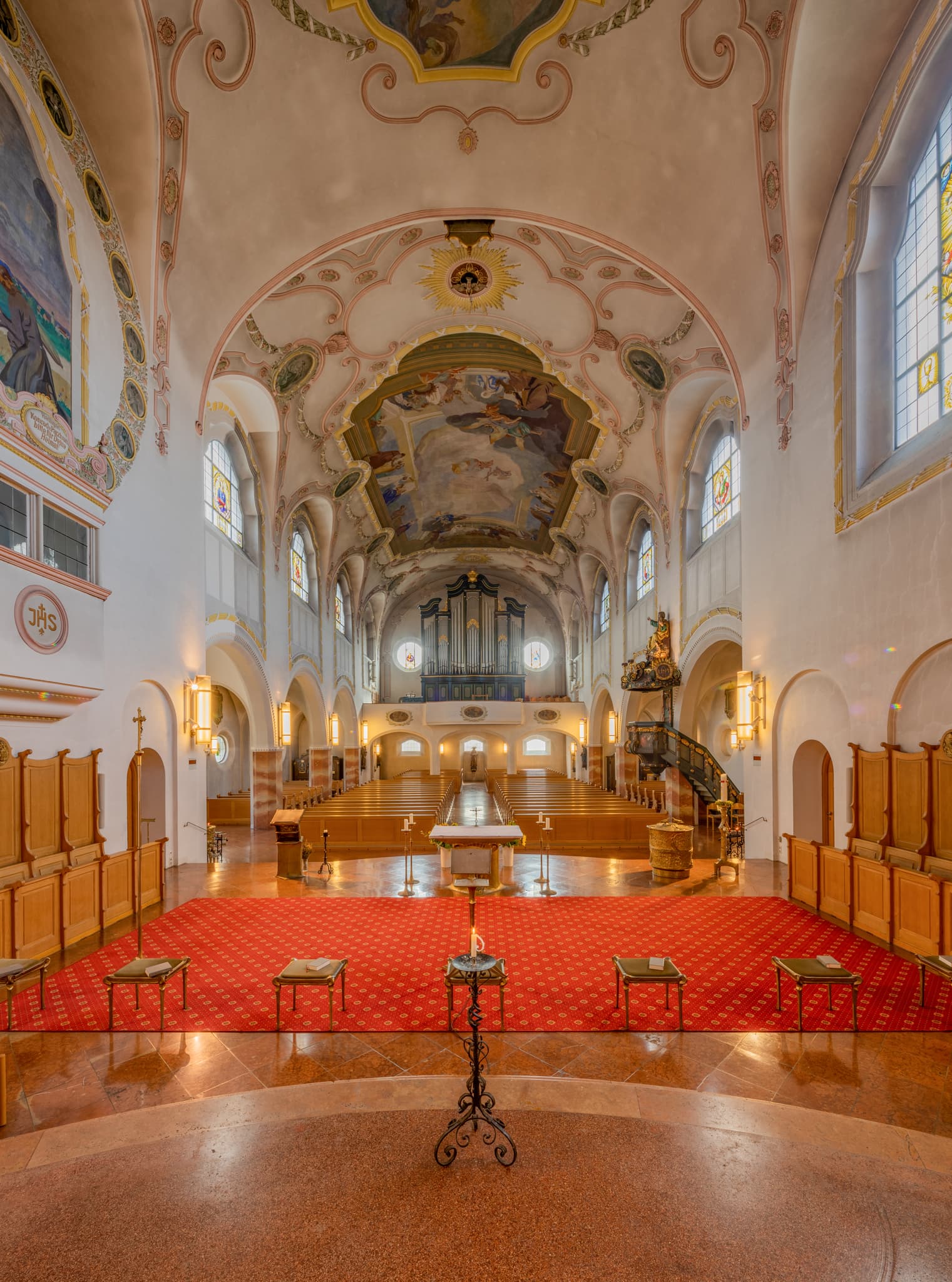 Orgel Stadtpfarrkirche Heilige Familie, Bad Griesbach - Stadt Pfarrkirche Heilige Familie in Bad Griesbach, Landkreis Passau, Niederbayern, Bayern. Das Bild zeigt die Kirchenbänke und die Deckenmalerei.