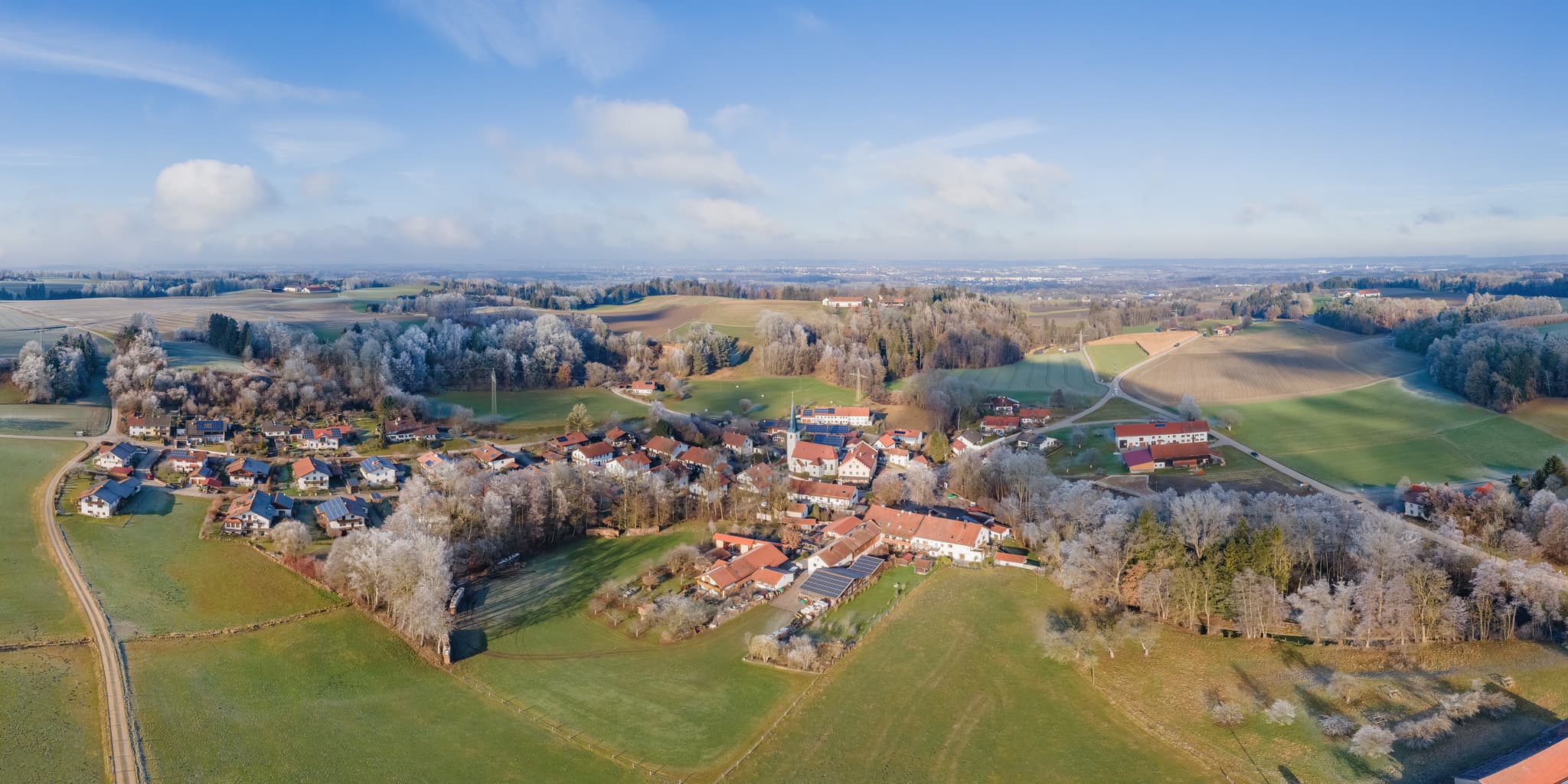 Ort Luftbild Panorama, Oberneukirchen, MÜ, D - Luftbild Panorama Grünbach, Gemeinde Polling im Landkreis Mühldorf am Inn, Oberbayern, Deutschland. Frost in Grünbach.