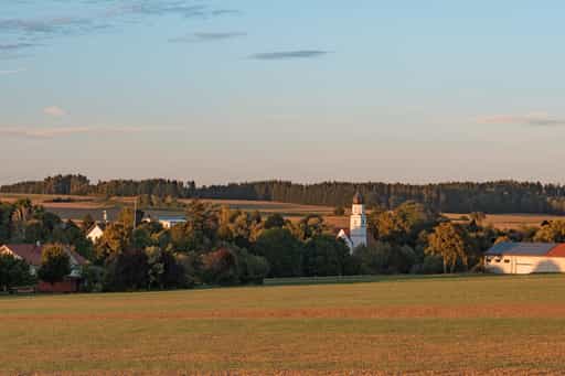Ortsansicht Dirnaich mit Kirche St. Martin, Rottal-Inn