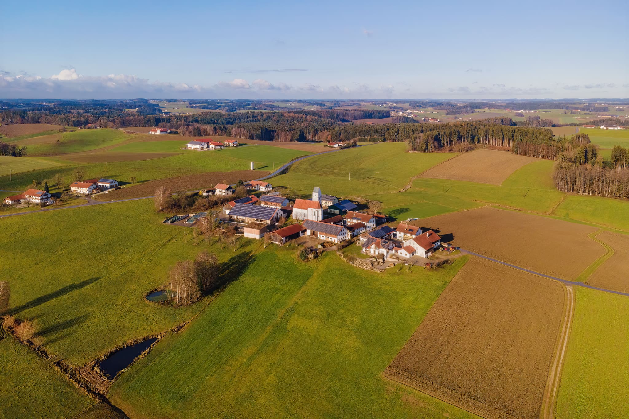 Ortsansicht Ecking, Altötting, Oberbayern, Inn-Salzach - Luftbild von Ecking im Landkreis Altötting, Oberbayern, Region Inn-Salzach, Deutschland. Das Bild zeigt die Ortschaft mit ihren Häusern und Feldern.