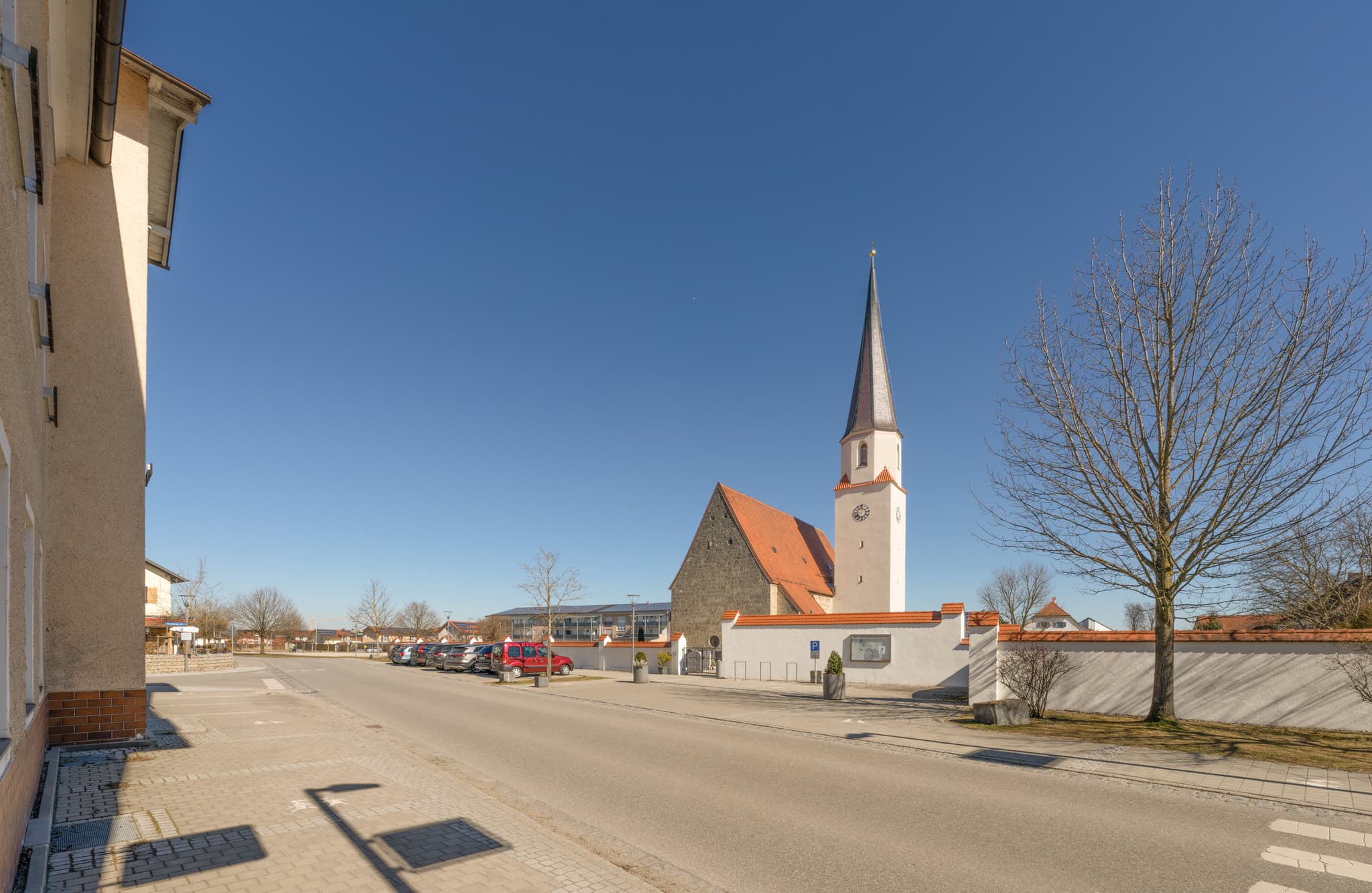 Ortsansicht, Kirche, Unterneukirchen, Altötting, Oberbayern - Ortsansicht von Unterneukirchen mit der Kirche. Das Motiv ist im Landkreis Altötting, Oberbayern, Region Inn-Salzach, Deutschland gelegen.