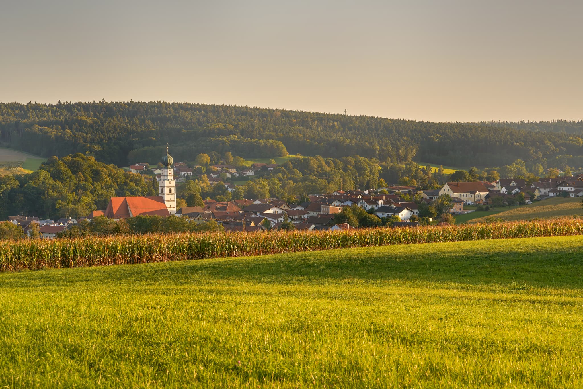 Ortsansicht Kösslarn, Landkreis Passau, Niederbayern - Ortsansicht Kösslarn, Landkreis Passau, Niederbayern. Dorf mit Kirche, umgeben von Feldern, Wäldern des Isar-Inn-Hügelland zwischen Rott und Inn Bäderdreiecks.