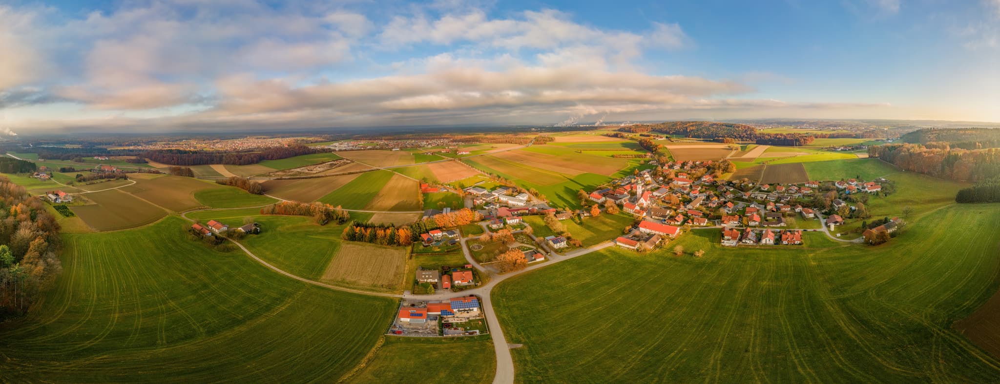 Ortsansicht Luftaufnahme, Mehring, Altötting, Oberbayern - Luftaufnahme von Mehring im Landkreis Altötting, Oberbayern. Die Ortsansicht zeigt Häuser, Felder und Waldgebiete der Region Inn-Salzach in Deutschland.