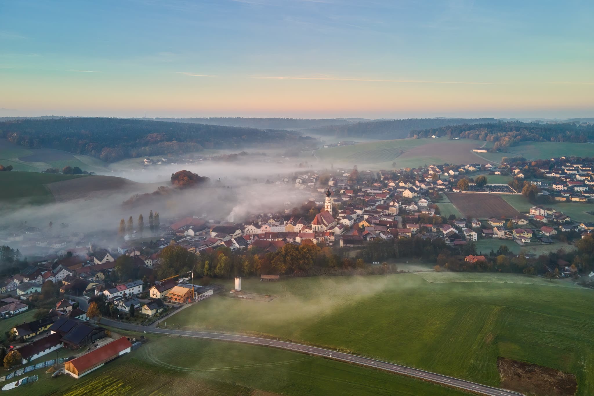 Ortsansicht Markt Kößlarn, Passau, Niederbayern - Idyllische Ortsansicht von Markt Kößlarn im Landkreis Passau, Niederbayern. Die Marktgemeinde liegt eingebettet in eine sanfte Landschaft.