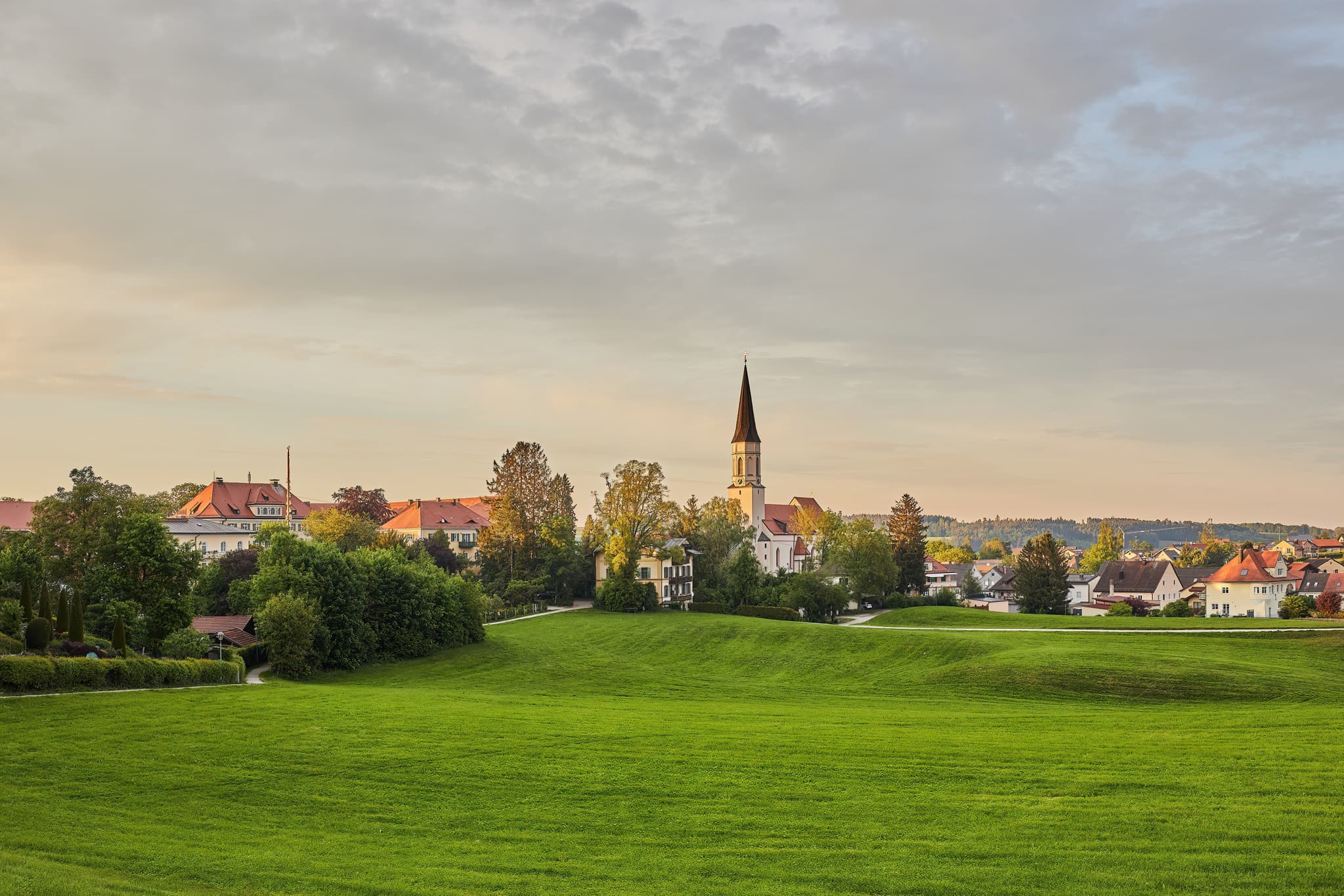 Ortsansicht mit Kirche, Haag, Mühldorf am Inn - Ortsansicht mit Pfarrkirche Mariä Himmelfahrt in Haag, Mühldorf am Inn, Oberbayern. Landschaft der Region Inn-Salzach in Deutschland.