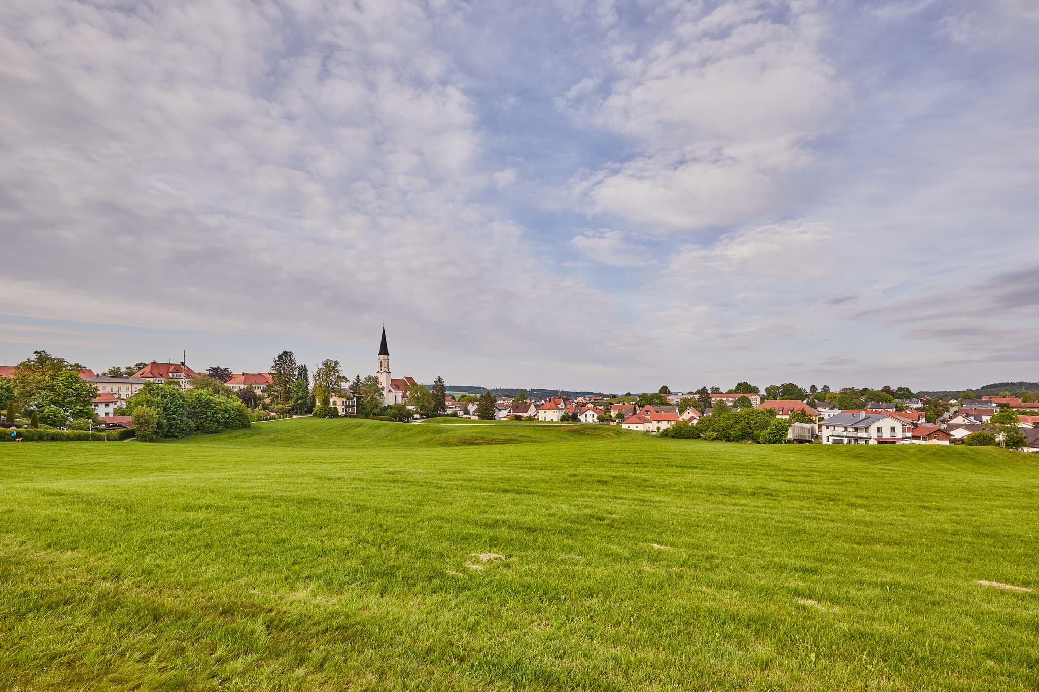 Ortsansicht mit Kirche, Haag, Mühldorf am Inn - Ortsansicht mit Pfarrkirche Mariä Himmelfahrt in Haag, Mühldorf am Inn, Oberbayern. Landschaft der Region Inn-Salzach in Deutschland.