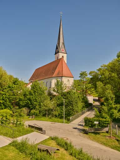 Ortsansicht mit Kirche in Reischach, Altötting, Oberbayern