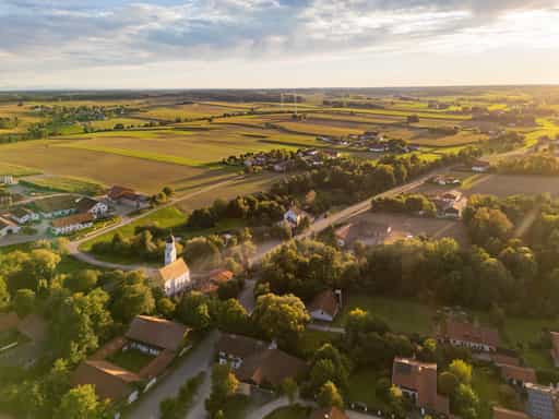 Ortsansicht mit Windpark, Dirnaich, Rottal-Inn, Niederbayern