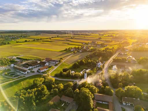 Ortsansicht mit Windpark, Dirnaich, Rottal-Inn, Niederbayern