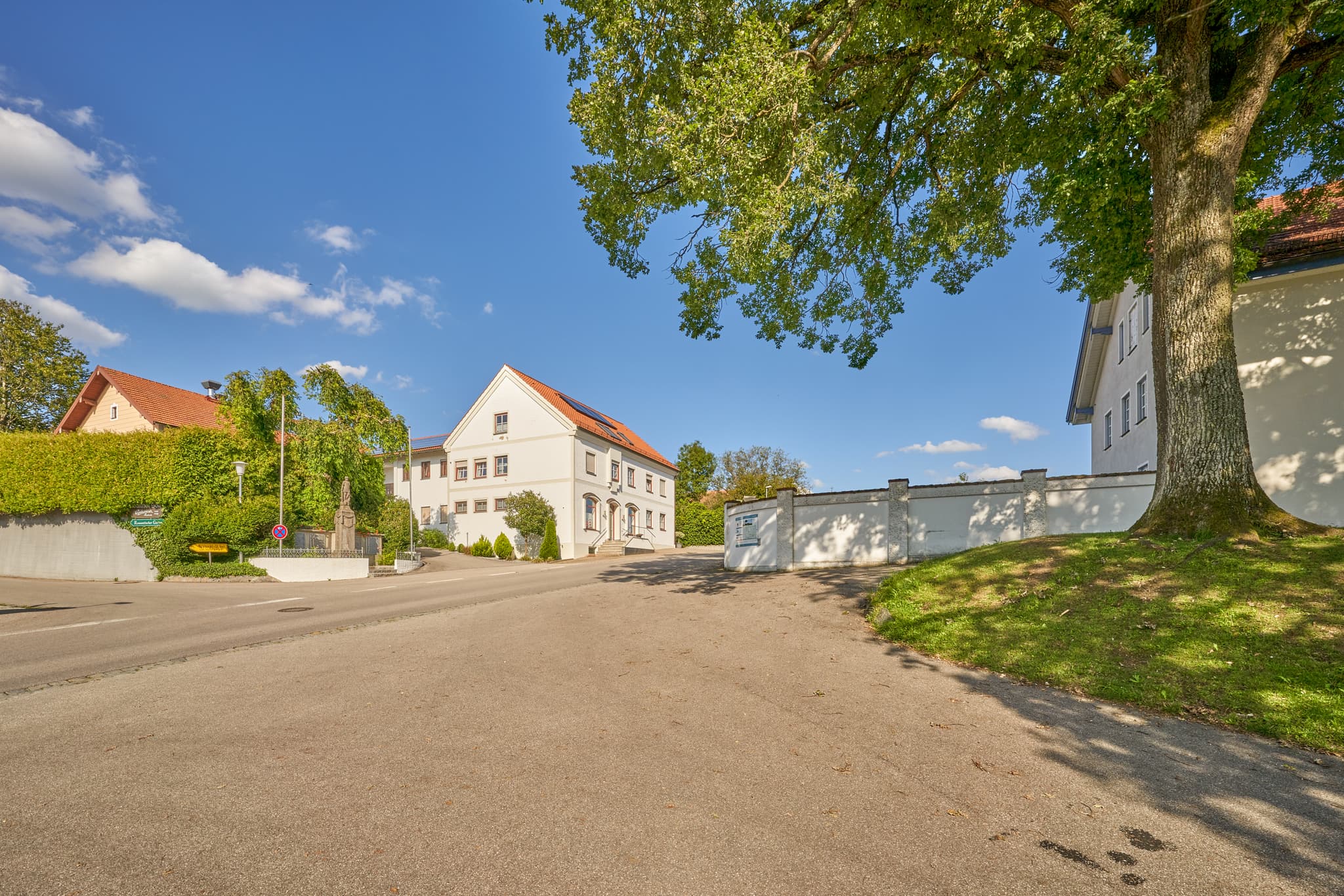 Ortsansicht Niedertaufkirchen, Mühldorf, Oberbayern - Ortsansicht von Niedertaufkirchen mit Rathaus und Kriegerdenkmal im Landkreis Mühldorf am Inn, Oberbayern.