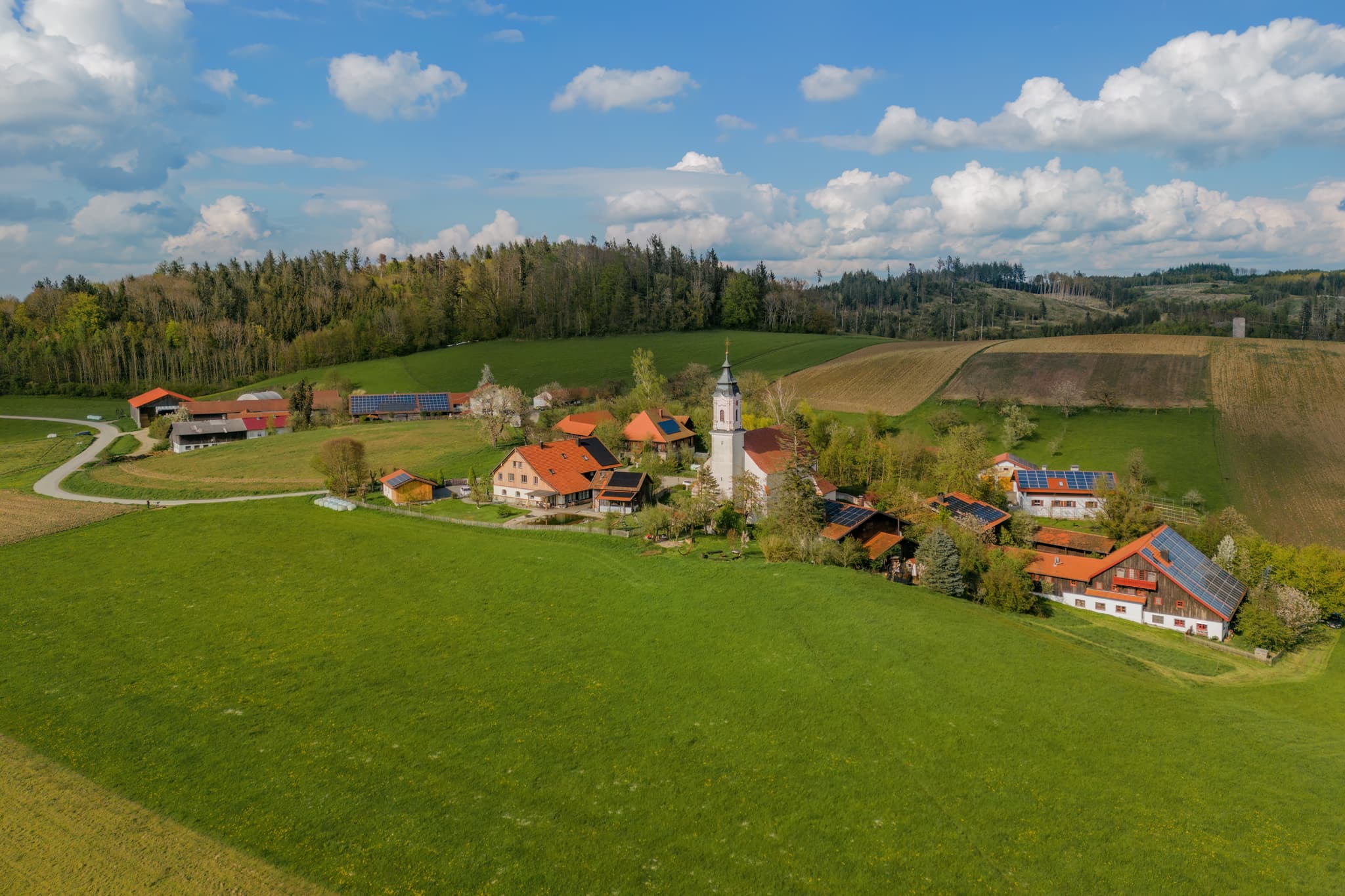 Ortsansicht St. Wolfgang, Bad Griesbach, Passau - Luftbild der malerischen Ortsansicht St. Wolfgang bei Bad Griesbach im Landkreis Passau, Niederbayern.