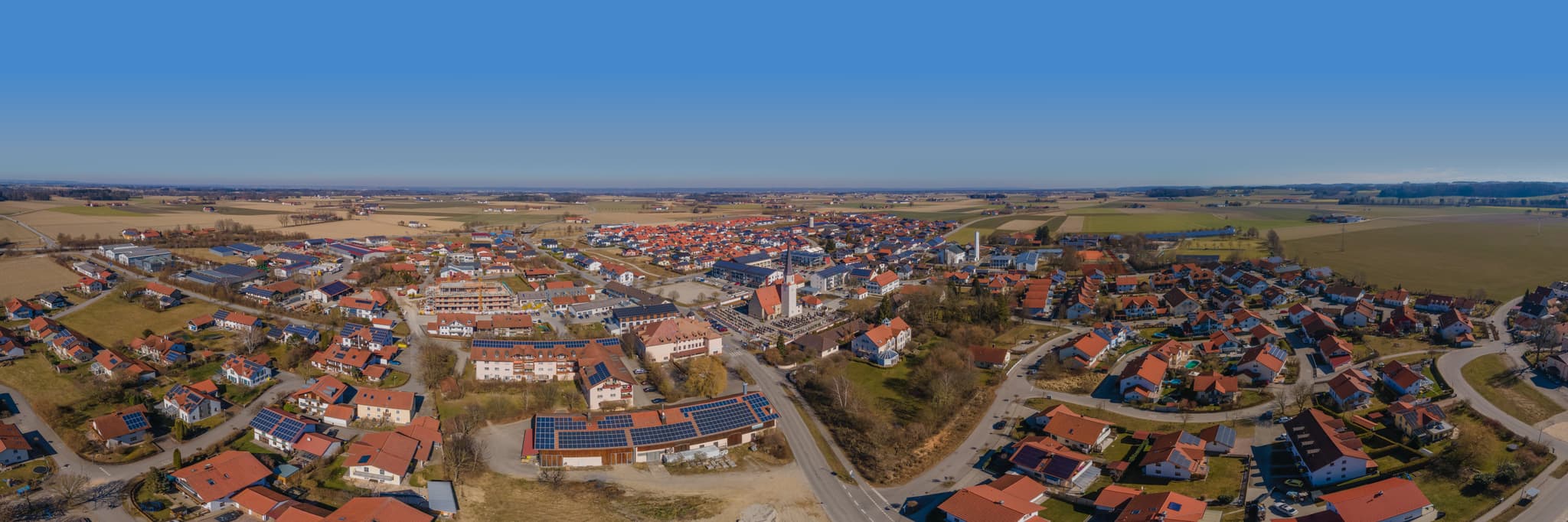 Ortsansicht Unterneukirchen, Oberbayern, Inn-Salzach Region - Luftbild von Unterneukirchen in Oberbayern, Inn-Salzach Region, Deutschland. Das Bild zeigt die Ortschaft mit ihren Häusern und der Landschaft.