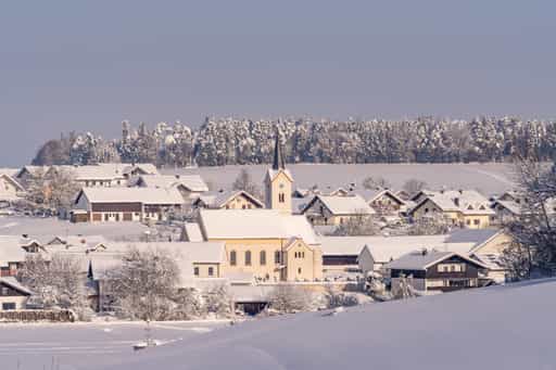 Ortsansicht von Erlbach mit Kirche im Winter, Altötting