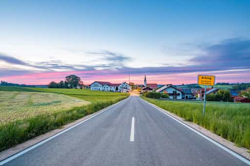 Ortseinfahrt Arbing, Gemeinde Reischach, Oberbayern