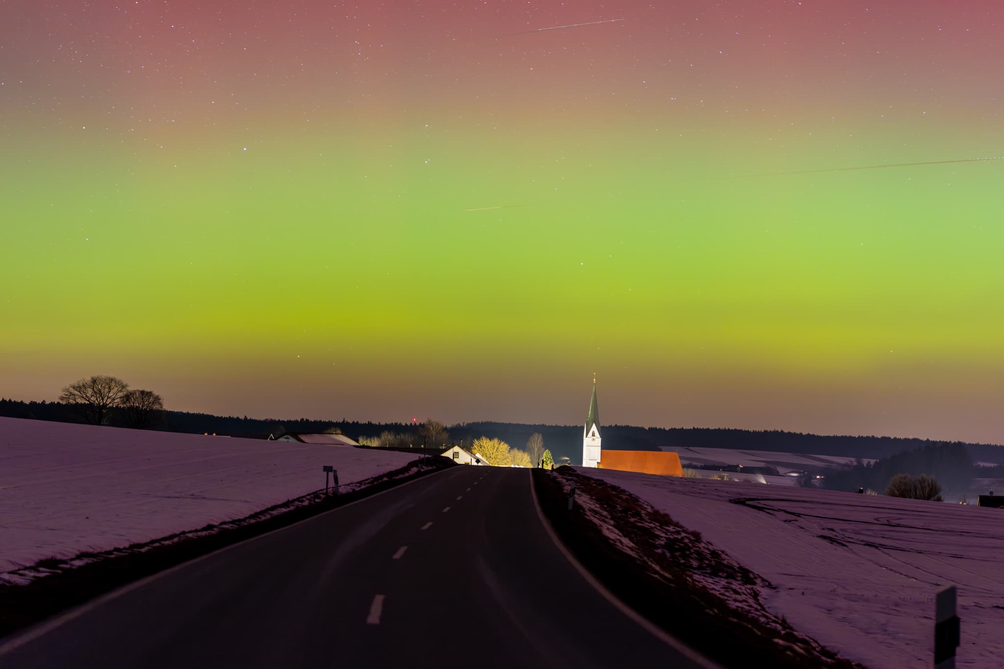 Ortseinfahrt mit Polarlicht, Arbing, Altötting, Oberbayern - Grünes Polarlicht über winterlicher Ortseinfahrt Arbing (Reischach), Altötting, Oberbayern, Deutschland. Die Landschaft des Inn-Salzach ist mit Schnee bedeckt.