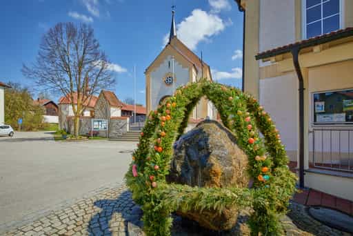 Osterbrunnen vor der Gemeinde Erlbach, Landkreis Altötting