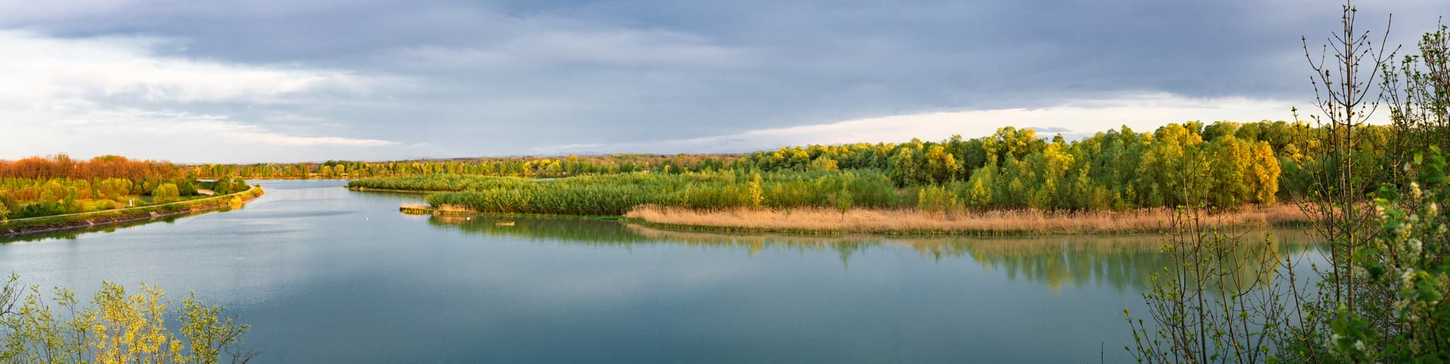 Pano Unterer Inn, Ering am Inn, Rottal-Inn, Niederbayern - Blick auf den Unteren Inn nahe Ering am Inn, Landkreis Rottal-Inn, Niederbayern. Flusslandschaft mit Bäumen spiegelt sich im Wasser.
