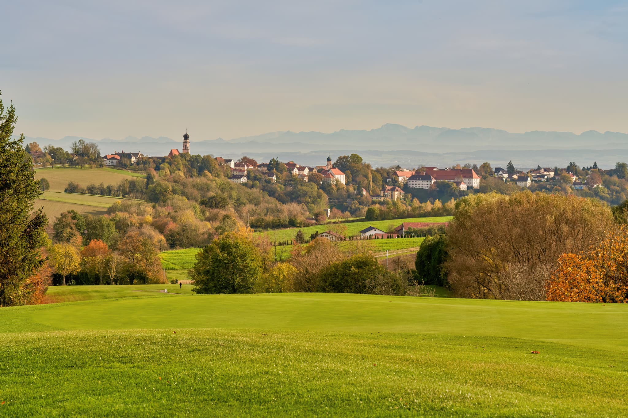 Panorama de Golfclub Lederbach Herbst nach Bad Griesbach - Herbstliche Landschaft am Golfclub Lederbach in Bad Griesbach, Landkreis Passau, Niederbayern, Bäderdreieck, Deutschland. Golfplatz mit  Alpenblick.