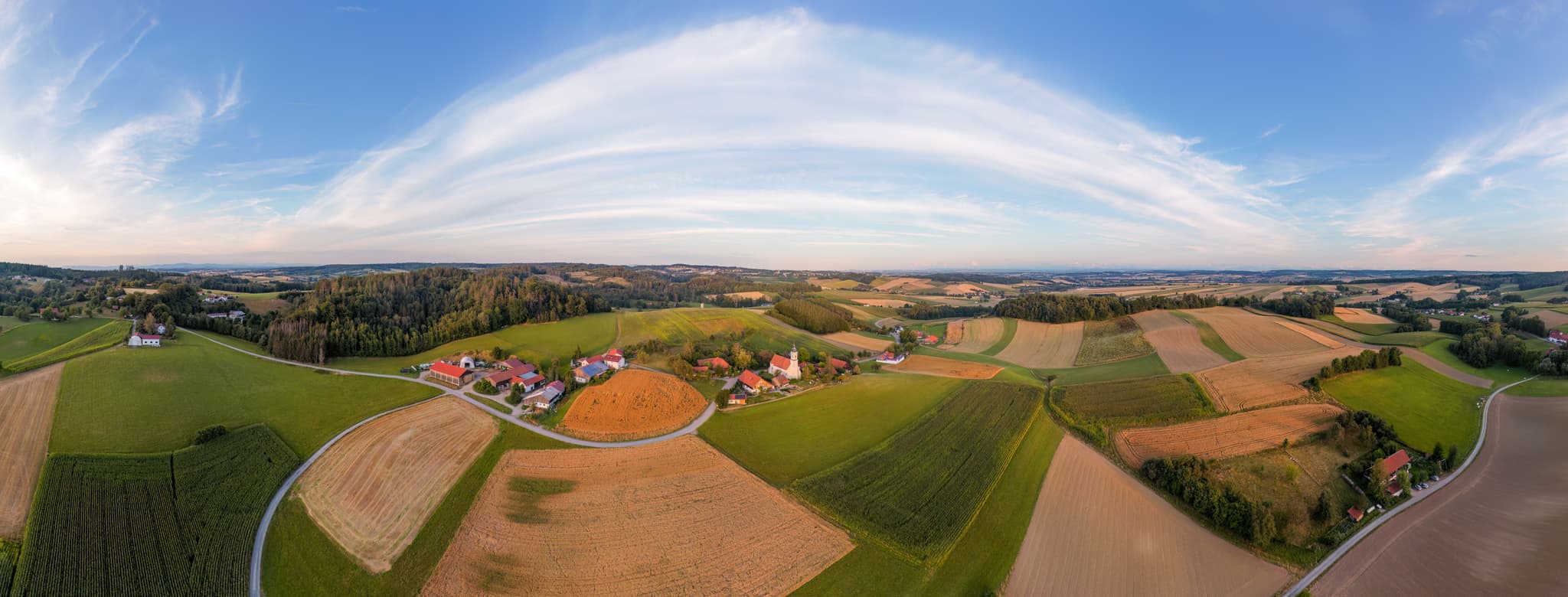 Panorama der Landschaft um die Wallfahrtskirche St. Wolfgang - Luftbild der Wallfahrtskirche St. Wolfgang in Bad Griesbach, Landkreis Passau, Niederbayern. Malerische Kulturlandschaft im Bäderdreieck, Deutschland.