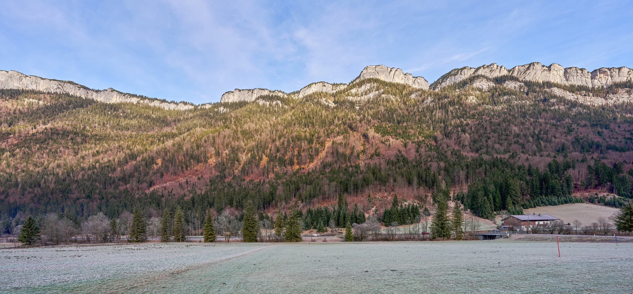Panorama der Steinplatte bei Waidring, Kitzbühel, Tirol - Panoramablick auf die Steinplatte bei Waidring, Kitzbühel, Tirol, Österreich. Die Landschaft der Kitzbüheler Alpen zeigt Berge, Wälder und gefrorene Wiesen.